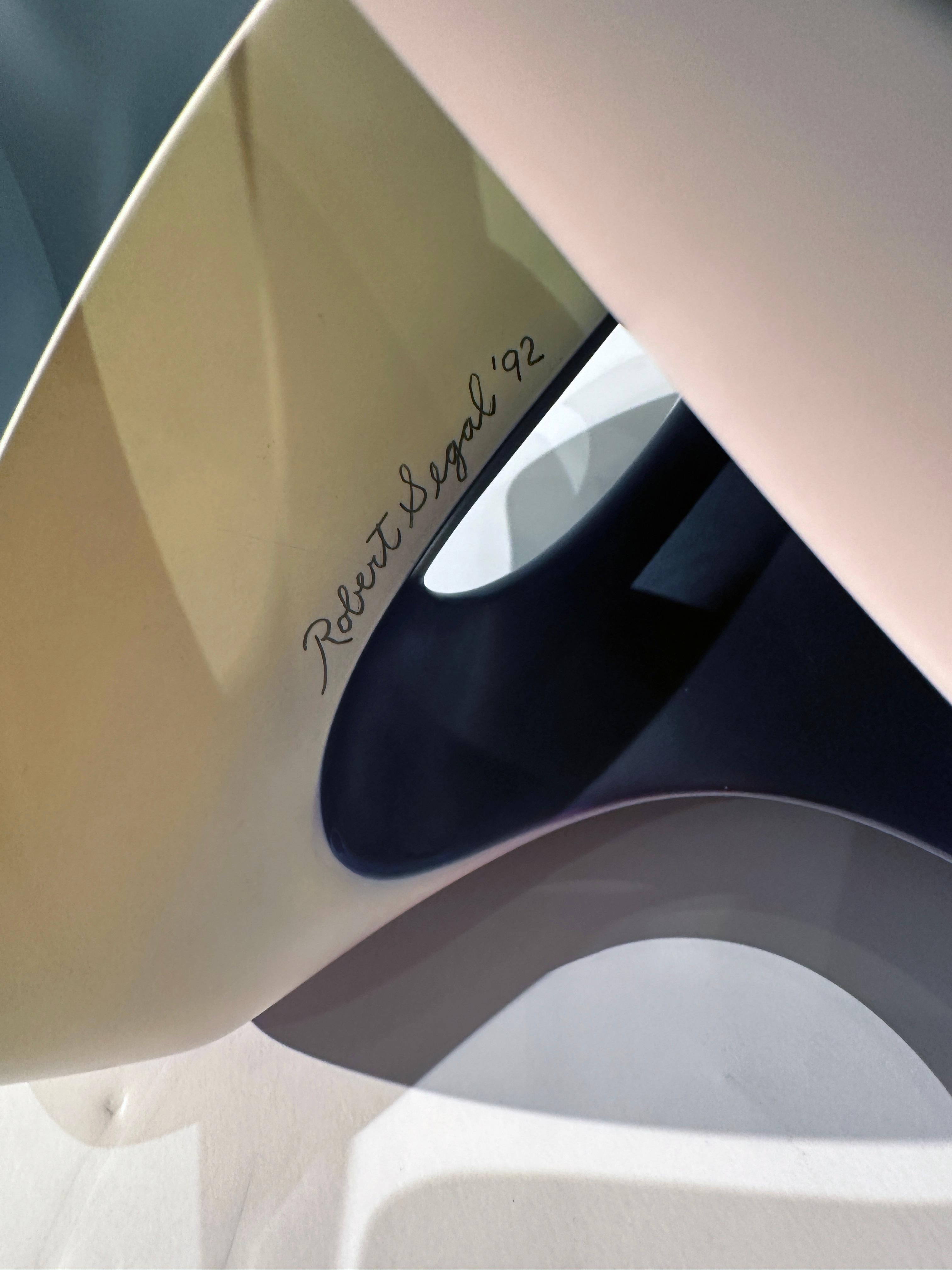 Acrilico Giavellotto, scultura astratta, forma geometrica intrecciata dai colori vivaci in vendita