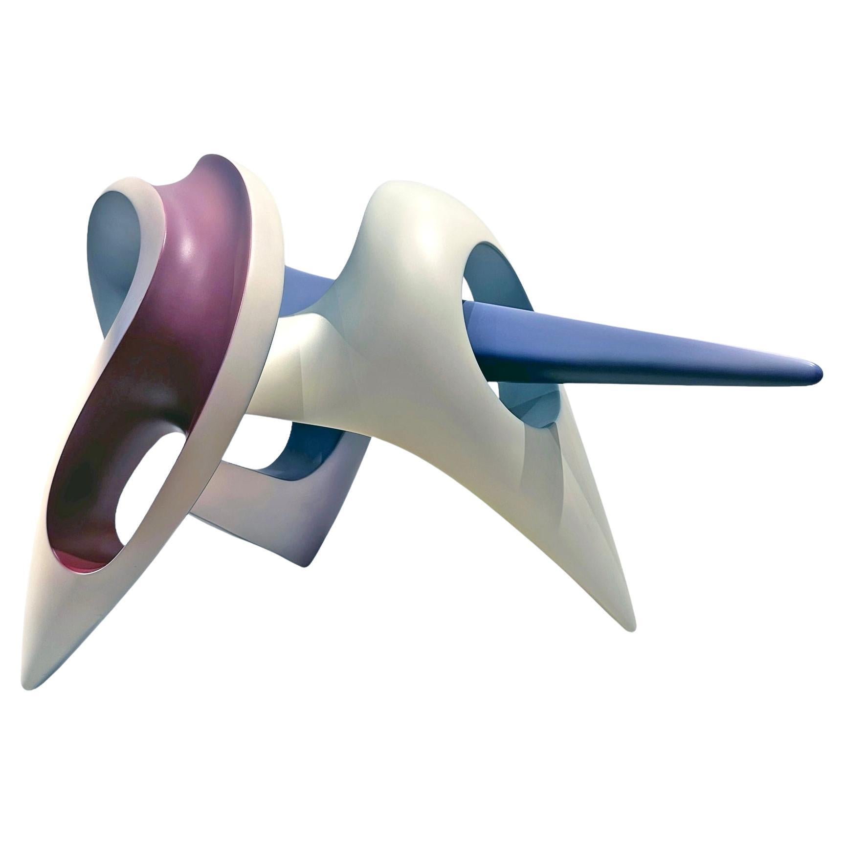 Jabalina, Escultura Abstracta, Forma Geométrica Entrelazada de Colores Brillantes