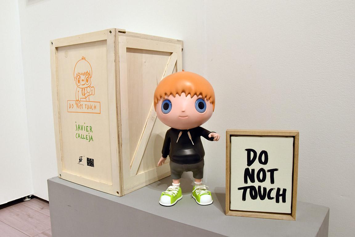 Do Not Touch - Sculpture by Javier Calleja