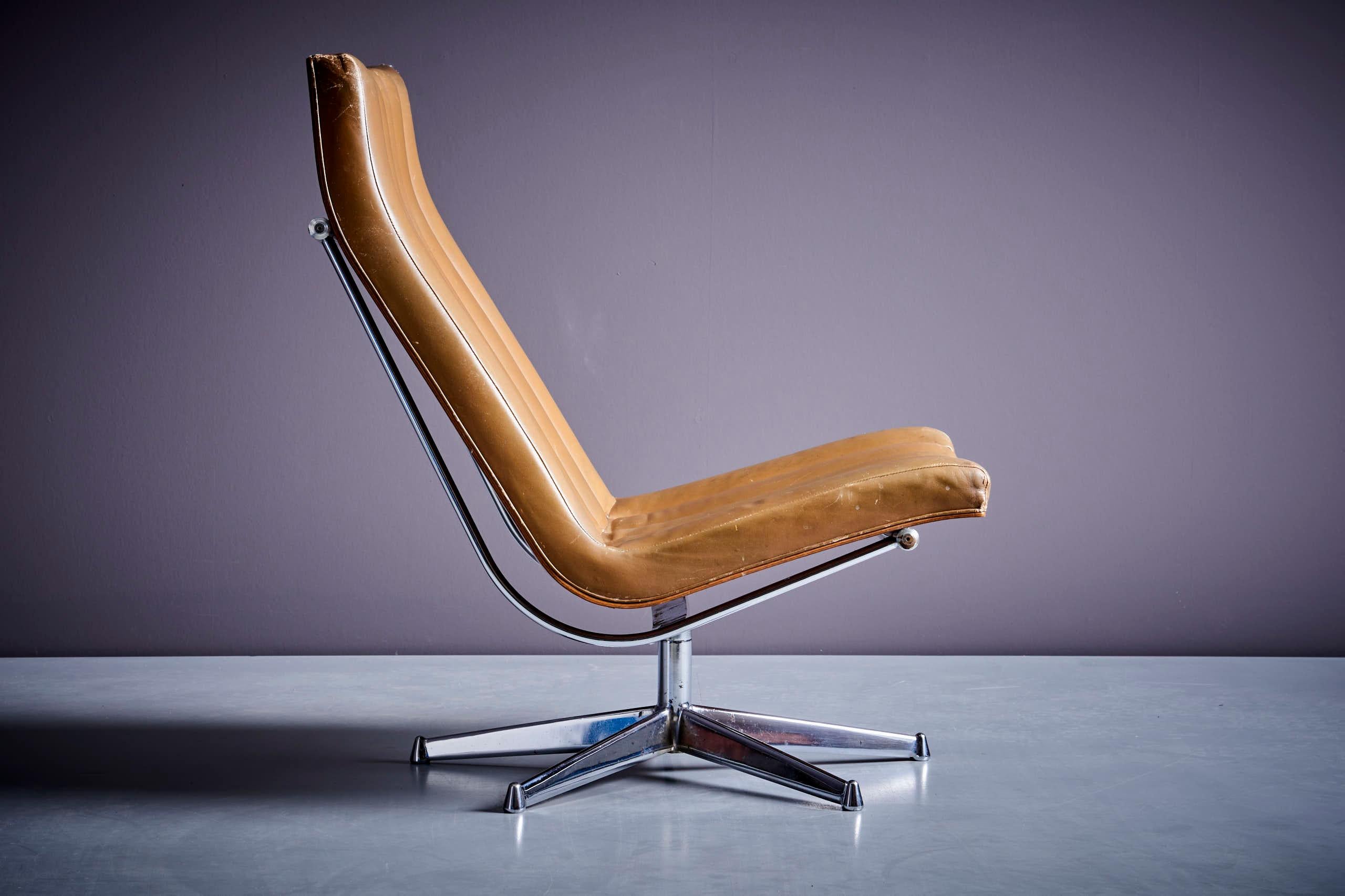 Mid-Century Modern Leather Lounge Chair in the Manner of Javier Carvajal - 1960s For Sale