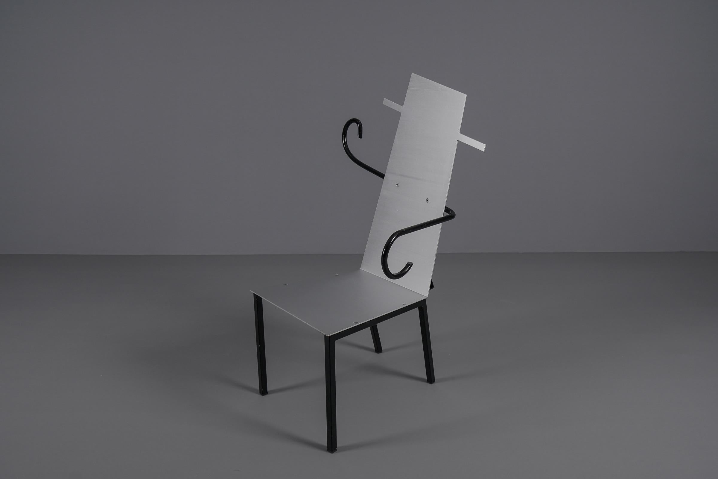 Diseño: hacia 1986. 

Altura 98 cm, anchura 63 cm, profundidad 49 cm.

Ejecución: B.D. Ediciones de Diseno, Barcelona.

Acero tubular, pintado de negro, chapa de aluminio.

Actualmente es la única silla con diseño de Javier Mariscal y Pepe Cortés en