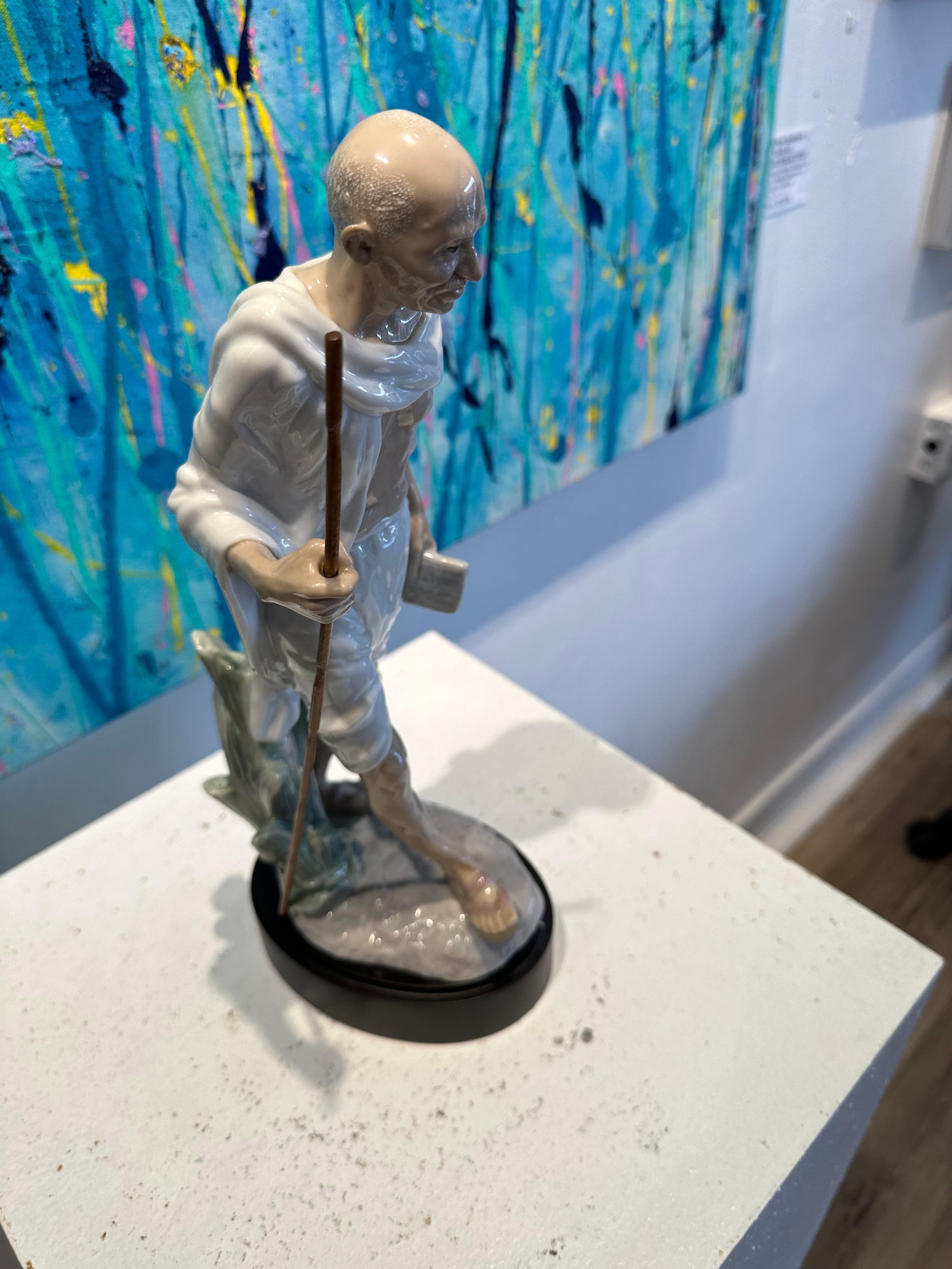 Mahatma Gandhi  (Blau), Figurative Sculpture, von Javier Molina