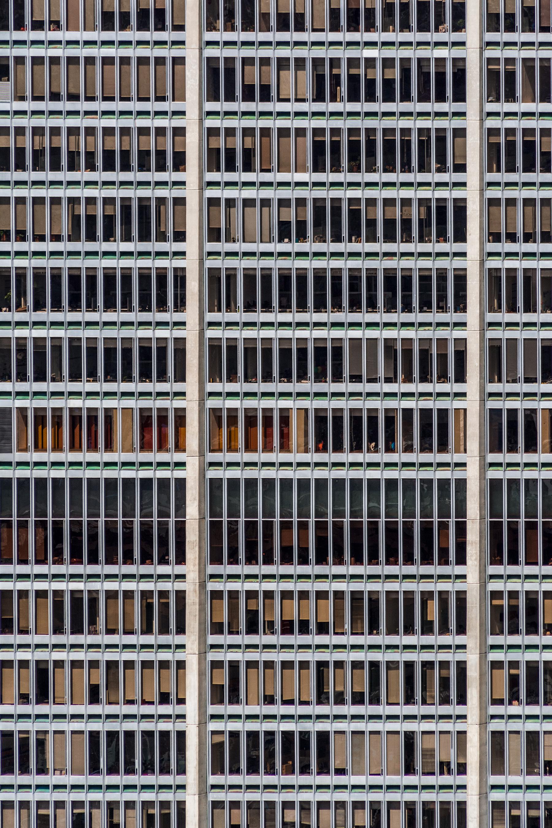 1001 Fenster. Abstrakte Architektur  farbige Landschaftsaufnahme 