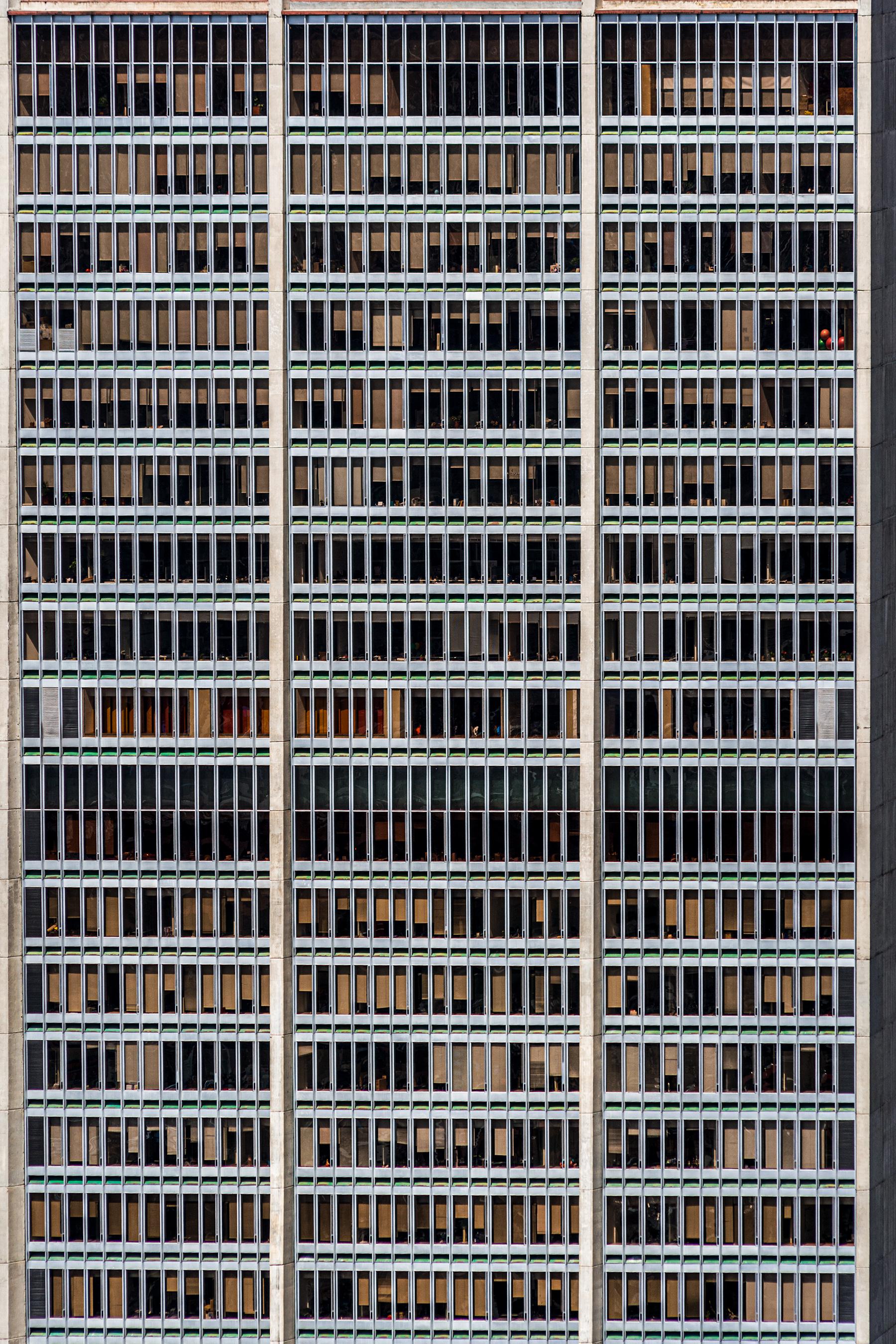 Javier Rey Landscape Photograph – 1002 Fenster. Abstrakte Architektur  farbige Landschaftsaufnahme