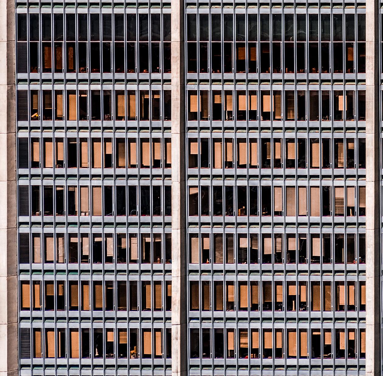 1004 Fenster. Abstrakte Architektur  farbige Landschaftsaufnahme  – Photograph von Javier Rey