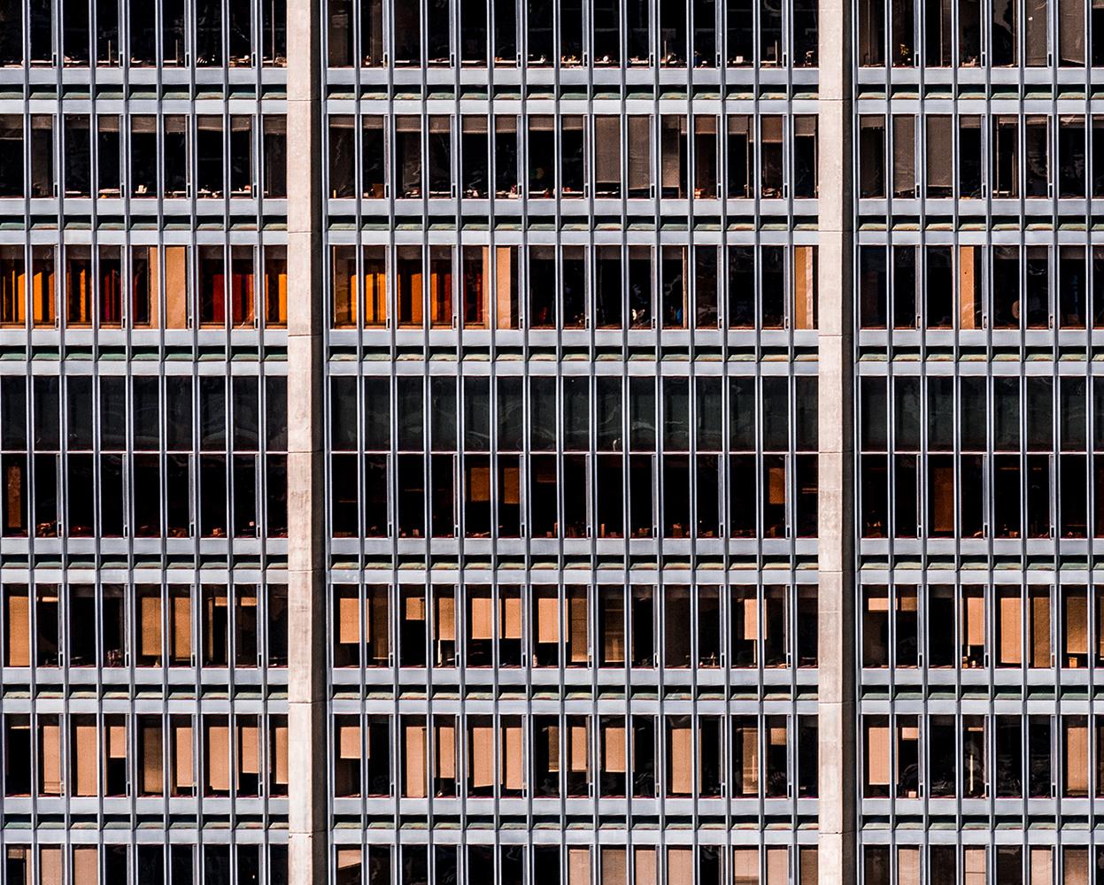 1004 Fenster. Abstrakte Architektur  farbige Landschaftsaufnahme  (Schwarz), Landscape Photograph, von Javier Rey