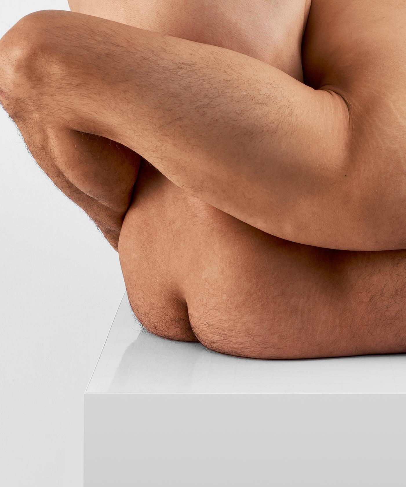 Amorphisme 77. photographie de nu abstraite en couleur - Beige Nude Photograph par Javier Rey