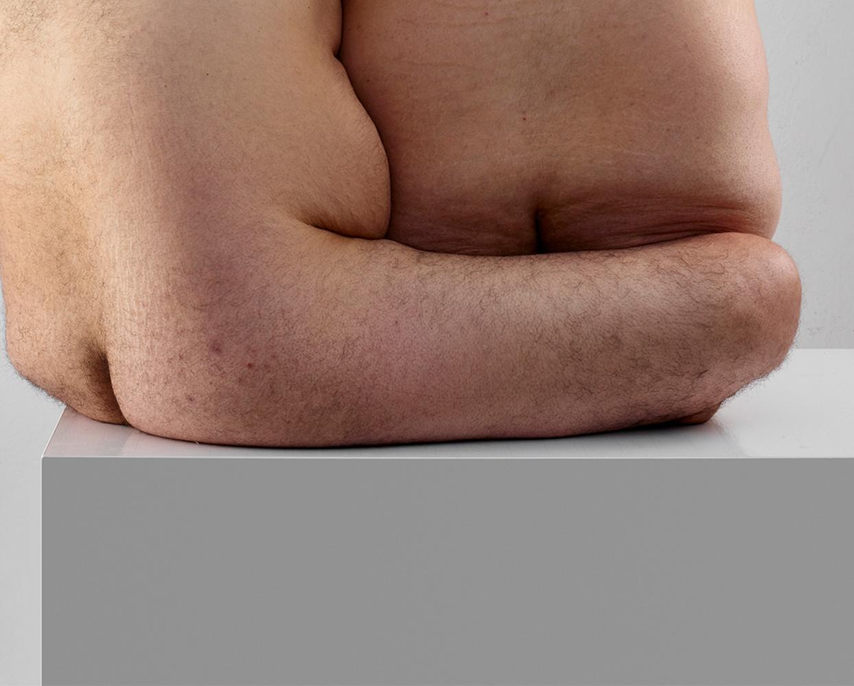 Amorfismo 9. Fotografía abstracta de desnudo en color - Photograph Contemporáneo de Javier Rey