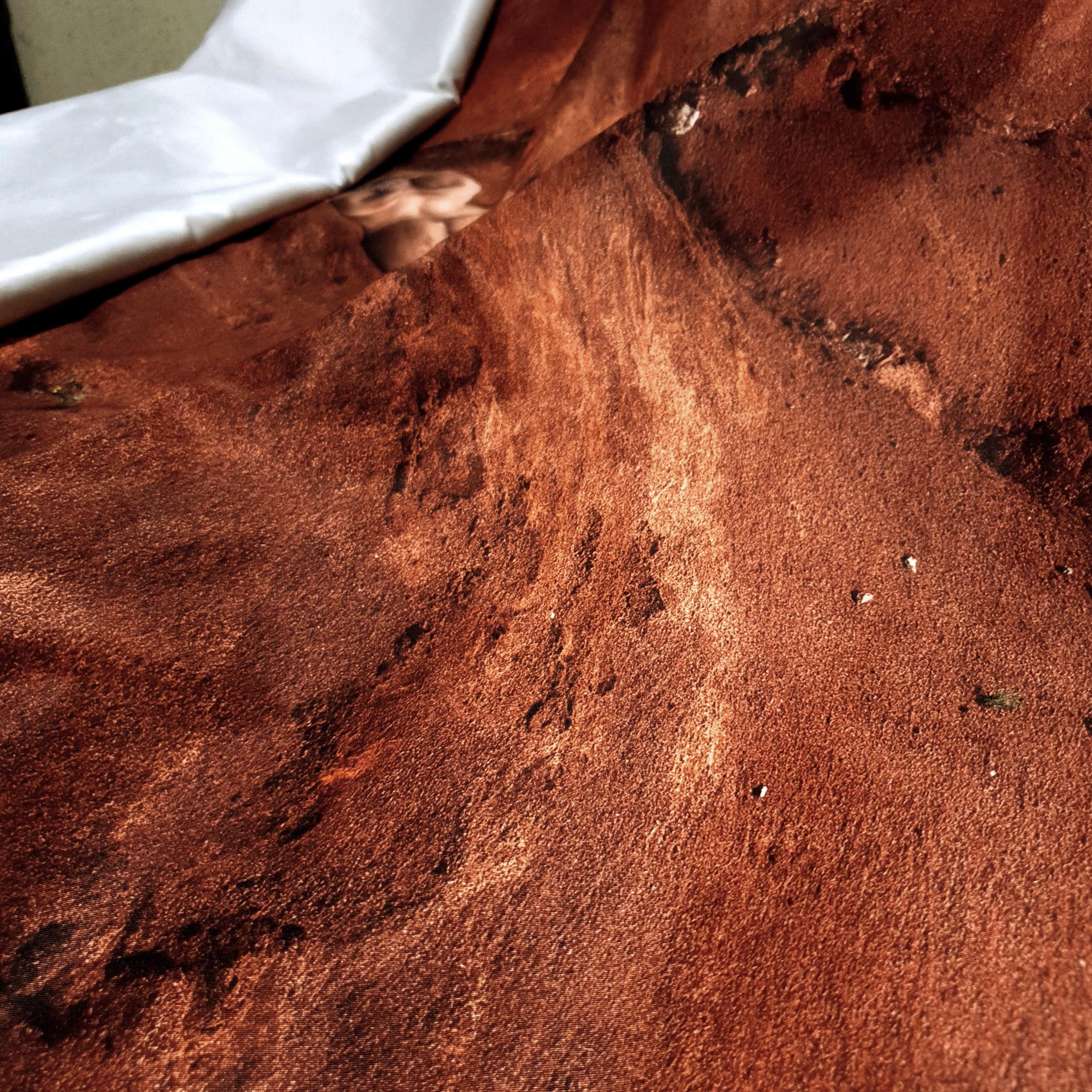 Engullimiento 777. Desnudo en un paisaje. Sublimación sobre textil - Photograph Contemporáneo de Javier Rey