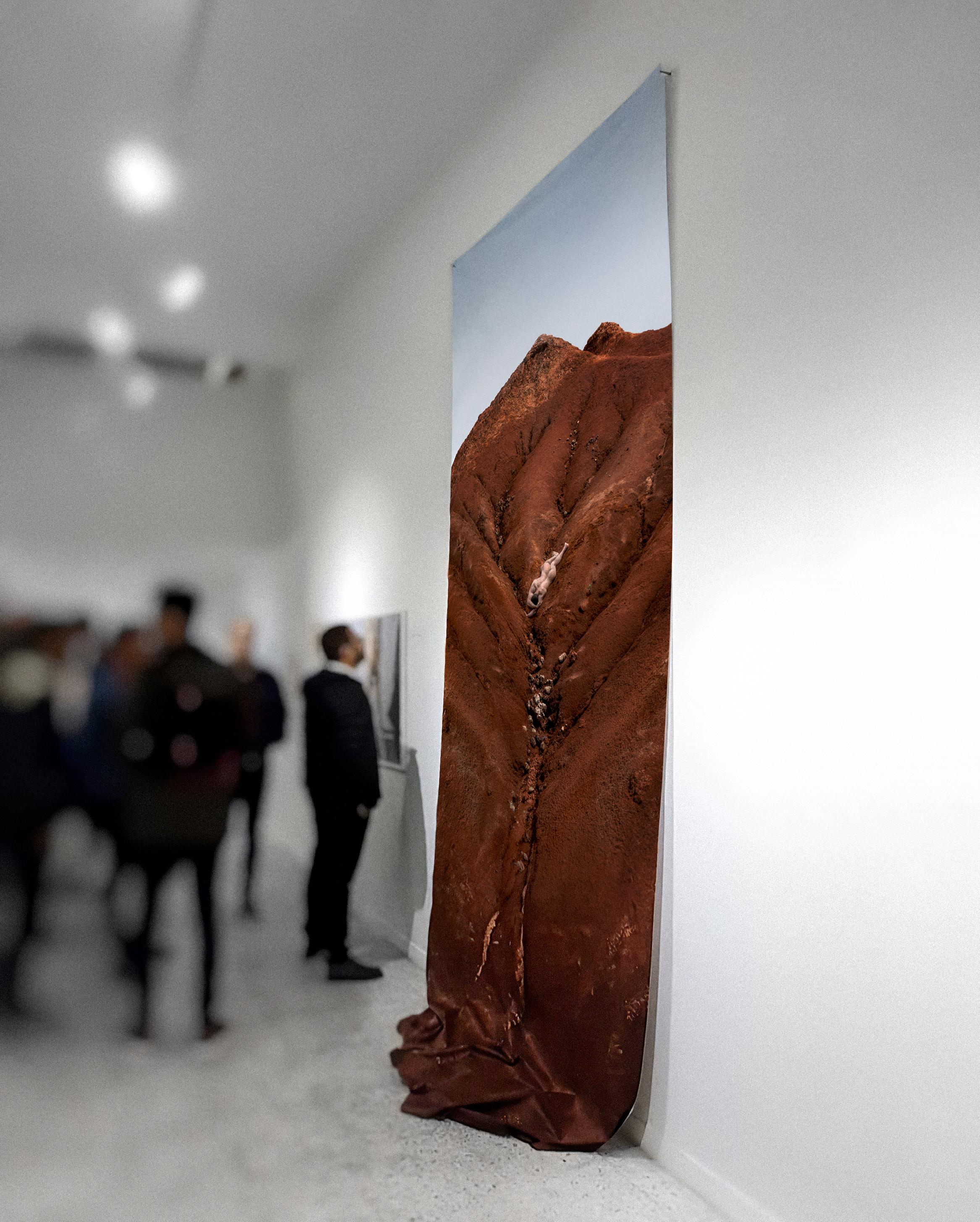 Engullimiento 777. Desnudo en un paisaje. Sublimación sobre textil - Color Photograph Gris de Javier Rey