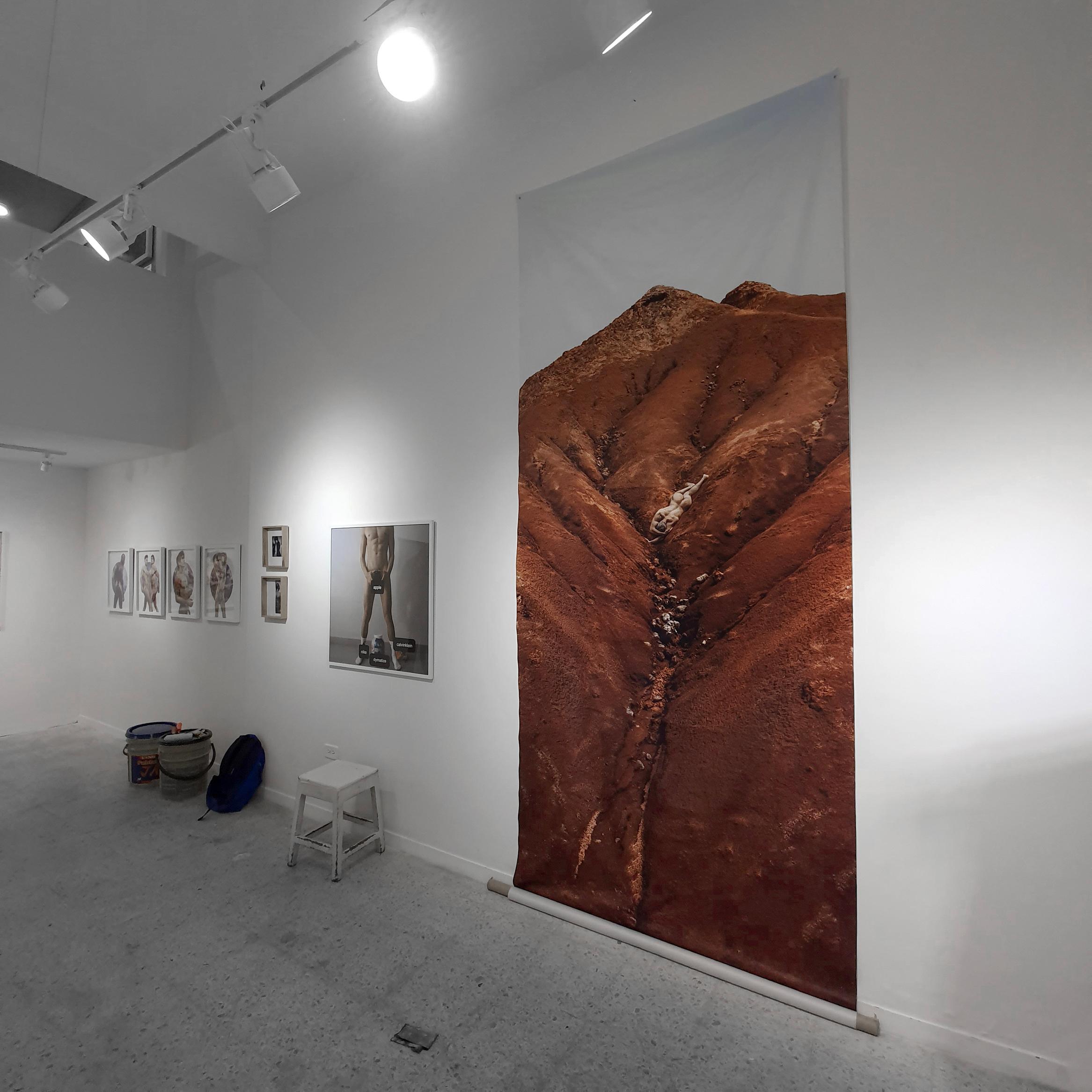 El primer encuentro que tuve con el abismo, fue llegar a un lugar que no existe, un punto suspendido en el tiempo donde estoy sin estar. Un mundo irreal se expande ante mí, todo aquí está despojado de identidad; es un vacío con volúmenes y texturas