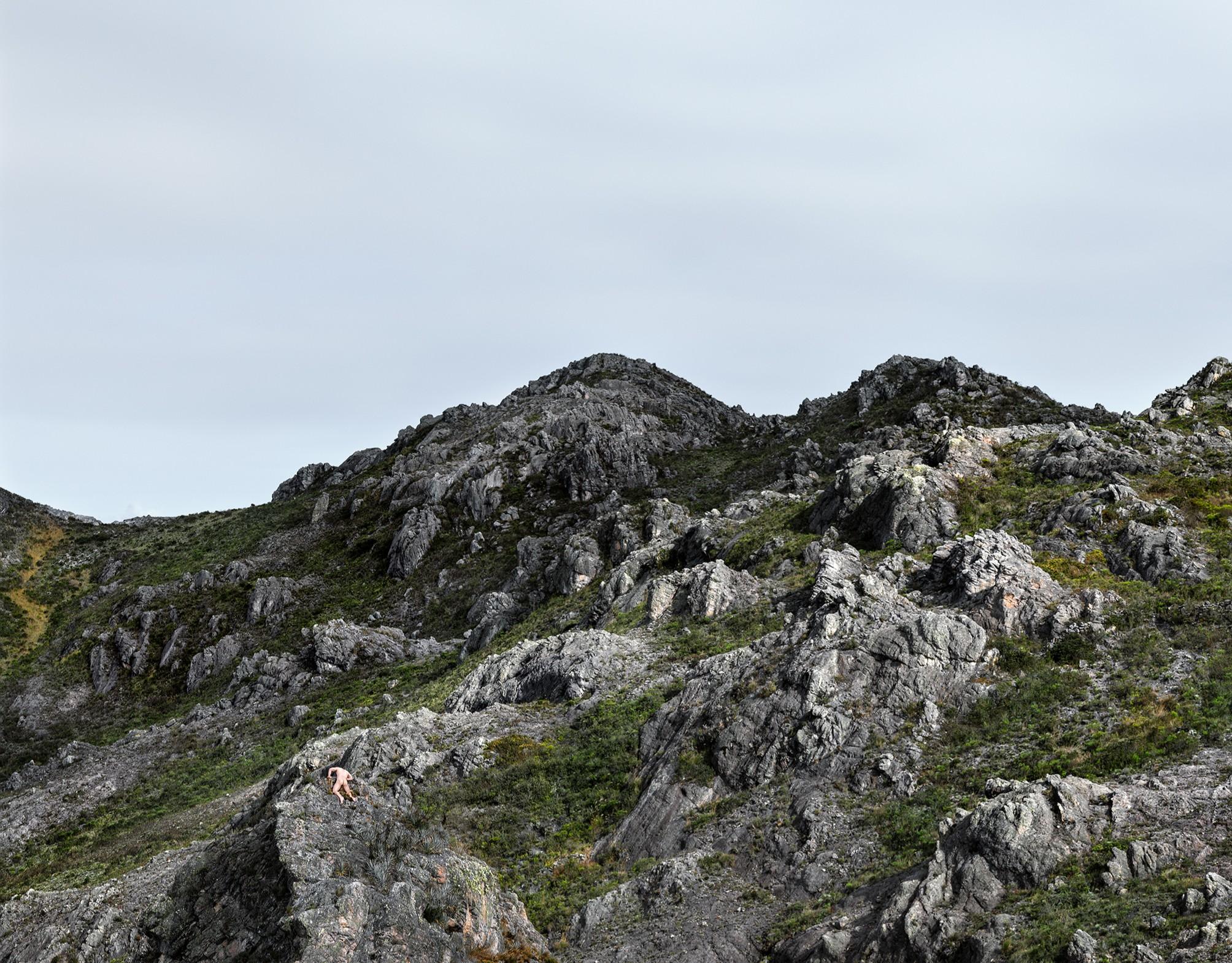 Engloutissement, Berlin #1. Nu dans un paysage - Photograph de Javier Rey