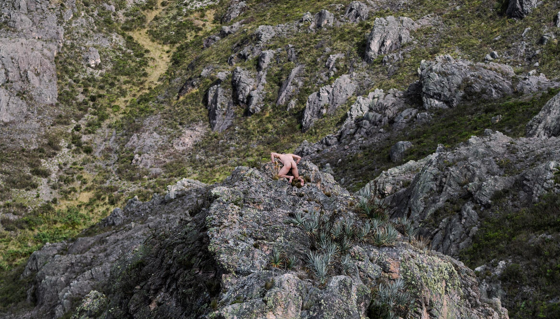 Engloutissement, Berlin #3. Nu dans un paysage - Photograph de Javier Rey