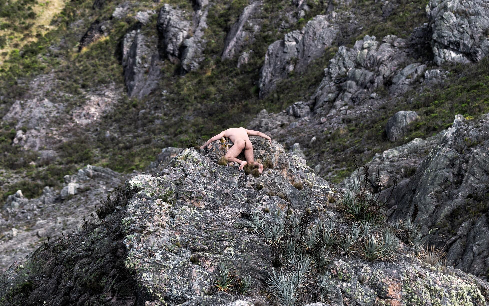 Engloutissement, Berlin #5. Nu dans un paysage - Photograph de Javier Rey