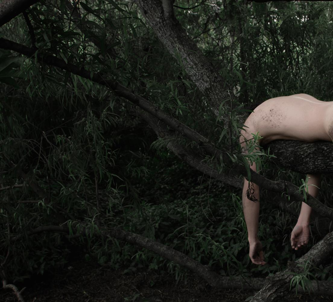 Engloutissement (Cordoba 7). De la série Engulfment. Photographie de nu en couleur - Noir Nude Photograph par Javier Rey