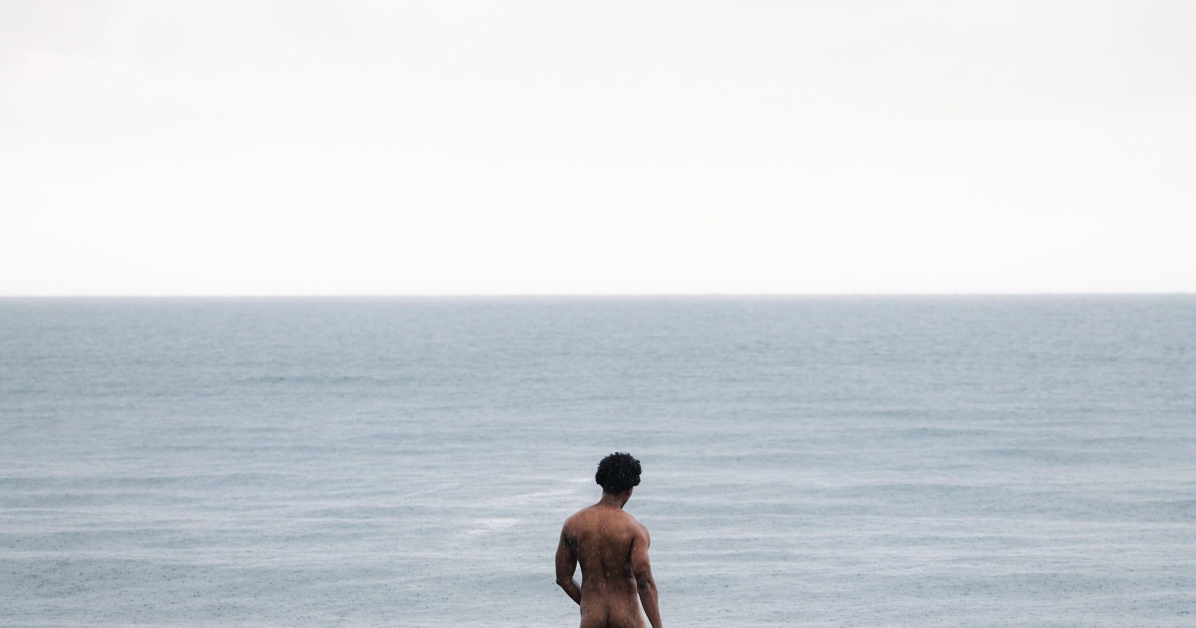 Engloutissement, Manzanillo #4. Nu dans un paysage - Contemporain Photograph par Javier Rey