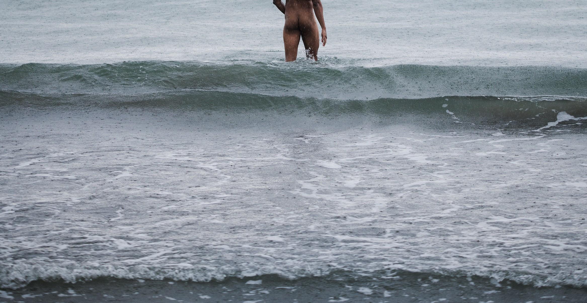 Engloutissement, Manzanillo #4. Nu dans un paysage - Gris Nude Photograph par Javier Rey