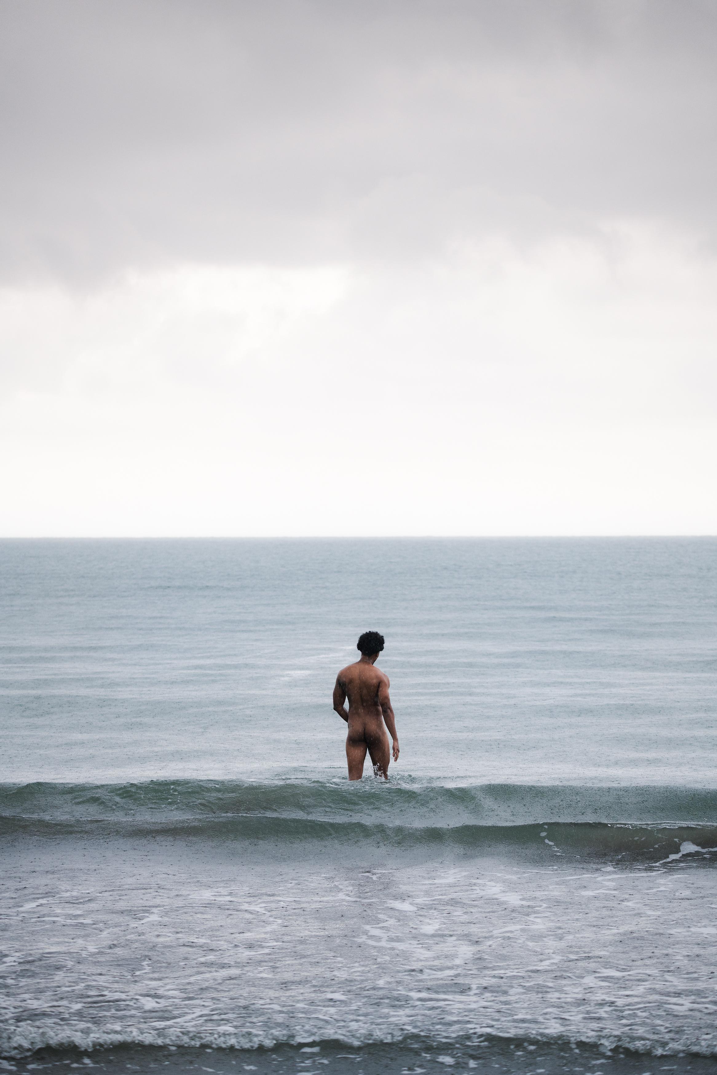 Nude Photograph Javier Rey - Engloutissement, Manzanillo #4. Nu dans un paysage