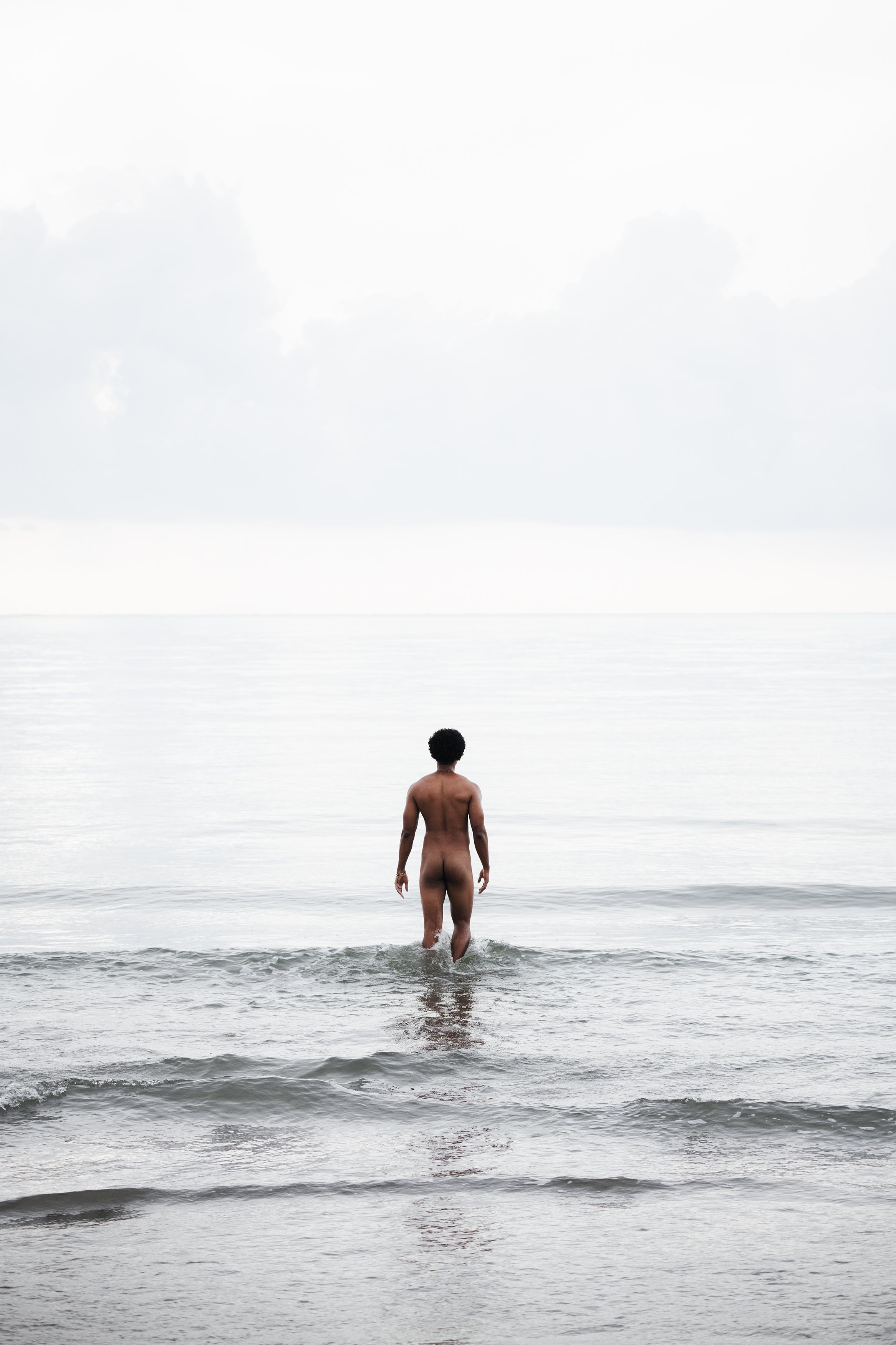 Nude Photograph de Javier Rey - Engullimiento, Manzanillo nº 5. Desnudo en un paisaje