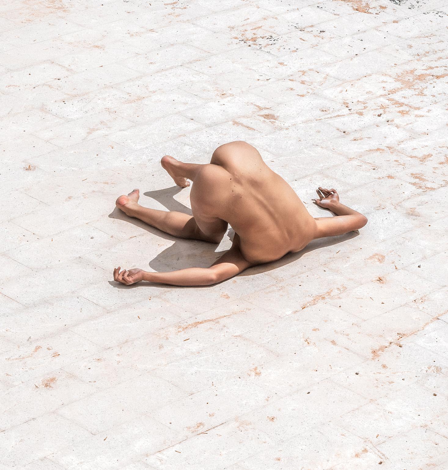 Engulfment, Nacional 7. Nu dans une photo couleur paysage. - Contemporain Photograph par Javier Rey