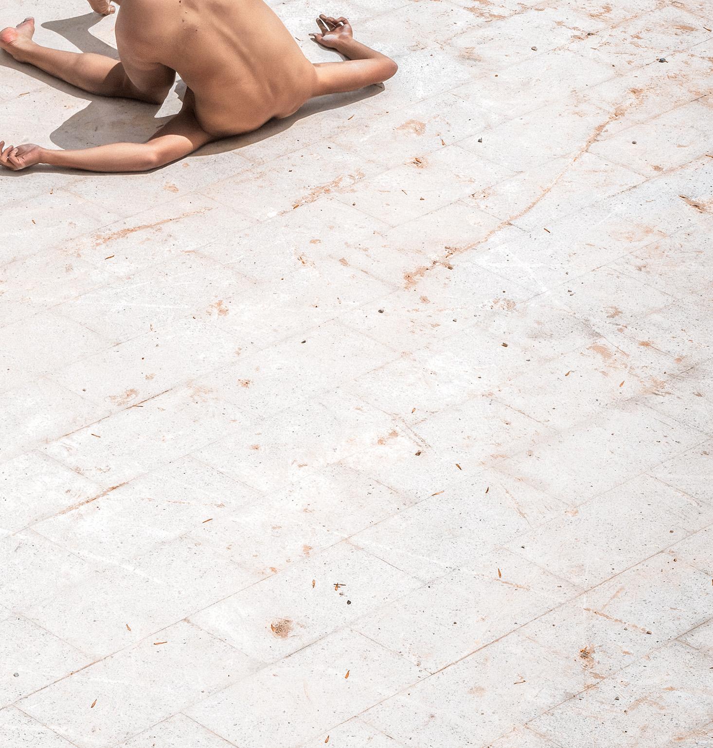 Engulfment, Nacional 7. Nu dans une photo couleur paysage. - Beige Nude Photograph par Javier Rey