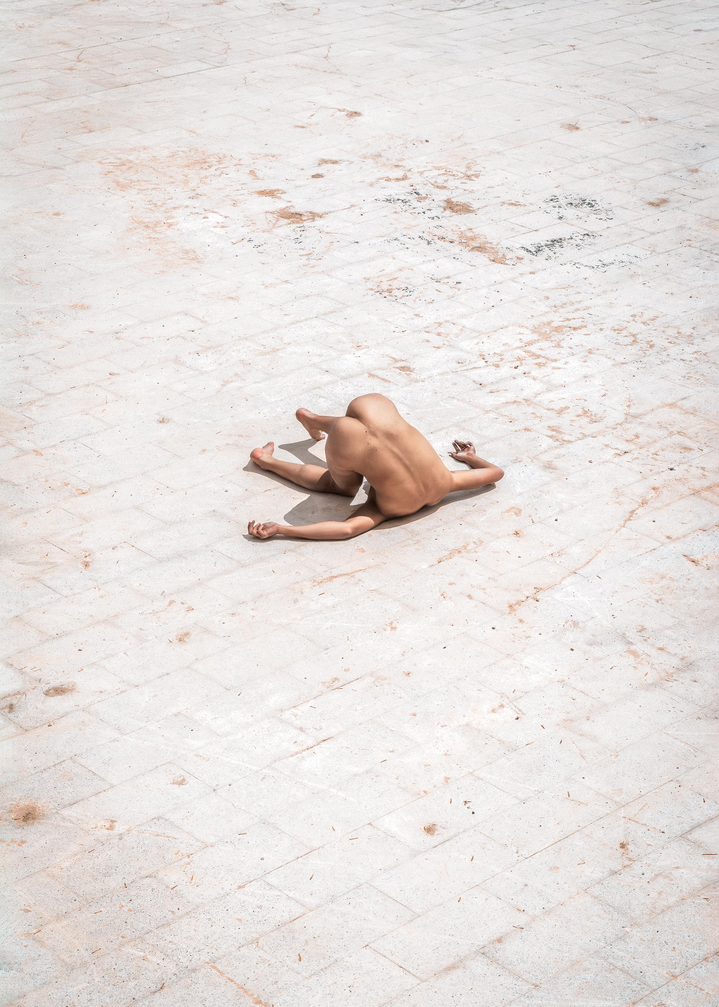 Nude Photograph Javier Rey - Engulfment, Nacional 7. Nu dans une photo couleur paysage.