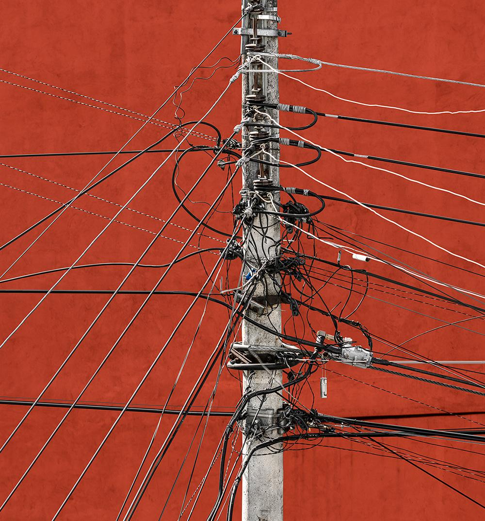 La série Entrelazar est basée sur la sélection d'un élément urbain, le lampadaire : un élément vertical qui s'élève au-dessus du paysage urbain et qui se répète dans la ville de Bogota. L'artiste réalise l'étude où il laisse l'objet exposer ses