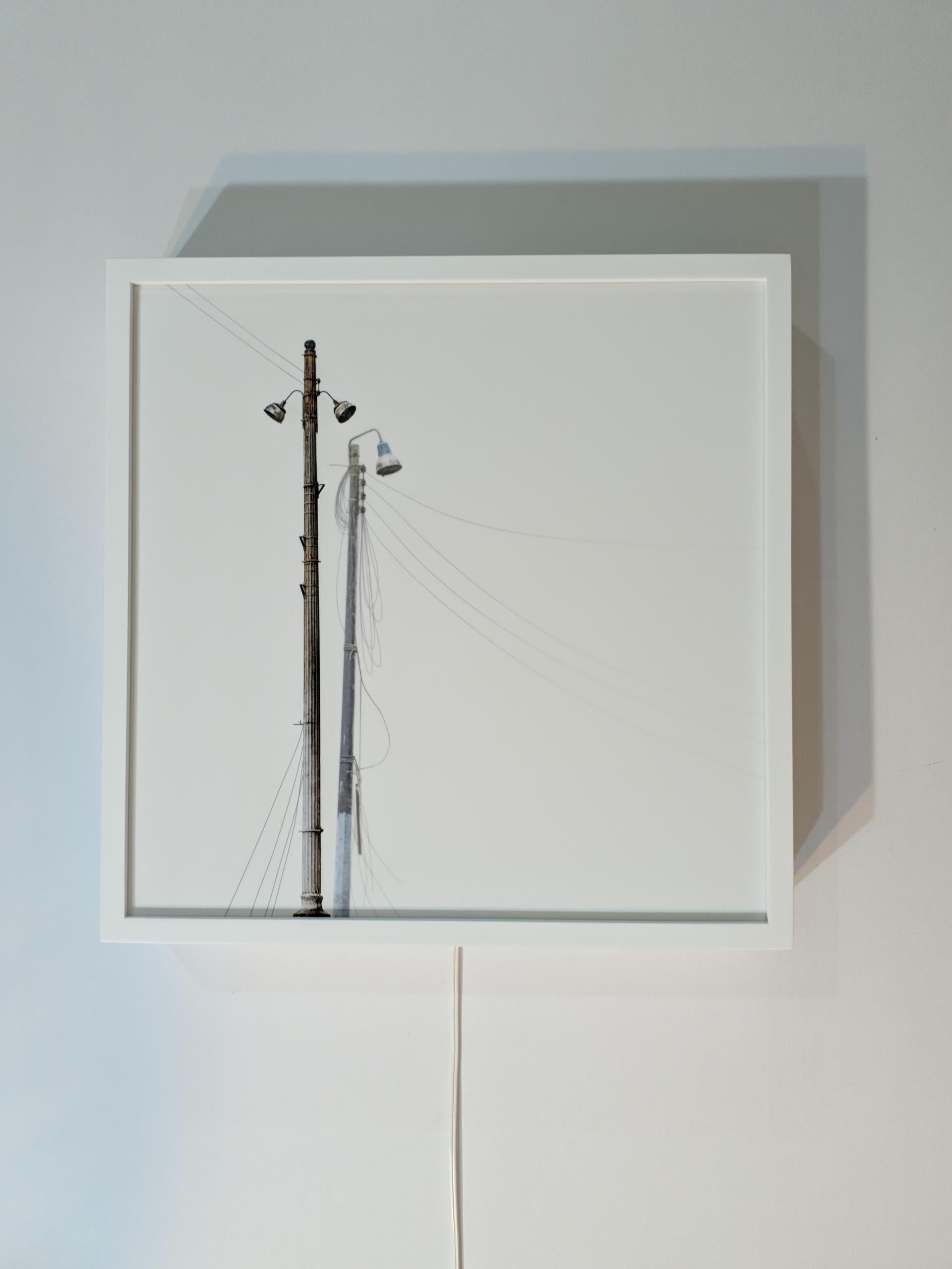 The series, Entrelazar, is based on the selection of an urban element, the lamppost: a vertical element that rises above the urban landscape and is repeated in the city of Bogotá. The artist carries out the study where he allows the object to