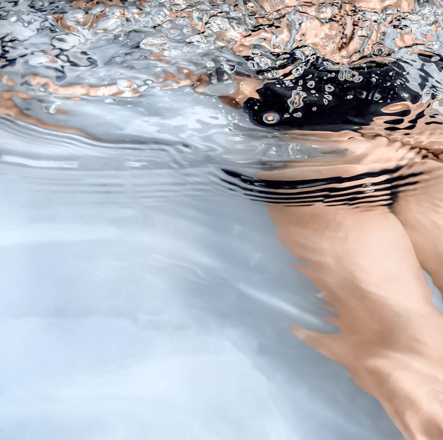 I melt n°5. Photographie de nu abstrait en couleur - Gris Color Photograph par Javier Rey