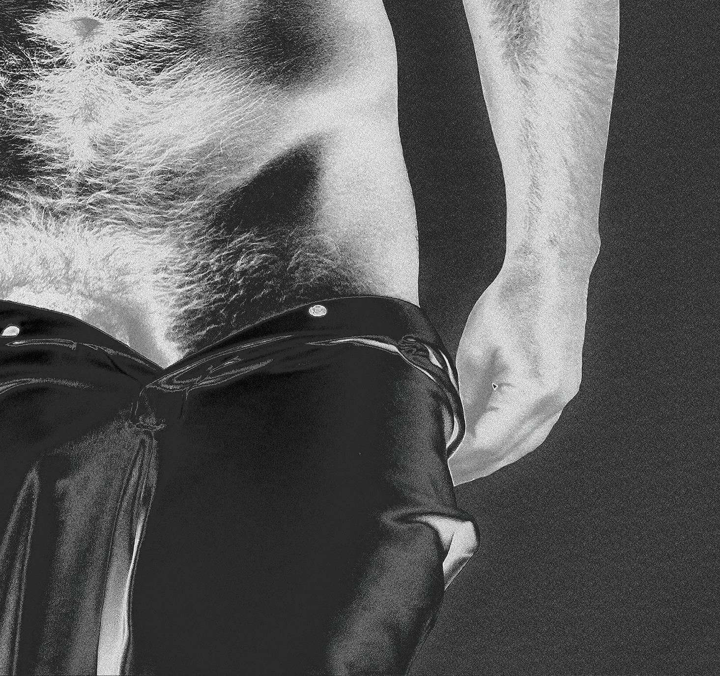 Mito nº 2. De la serie Los mitos de la erección humana - Figurative Photograph Negro de Javier Rey