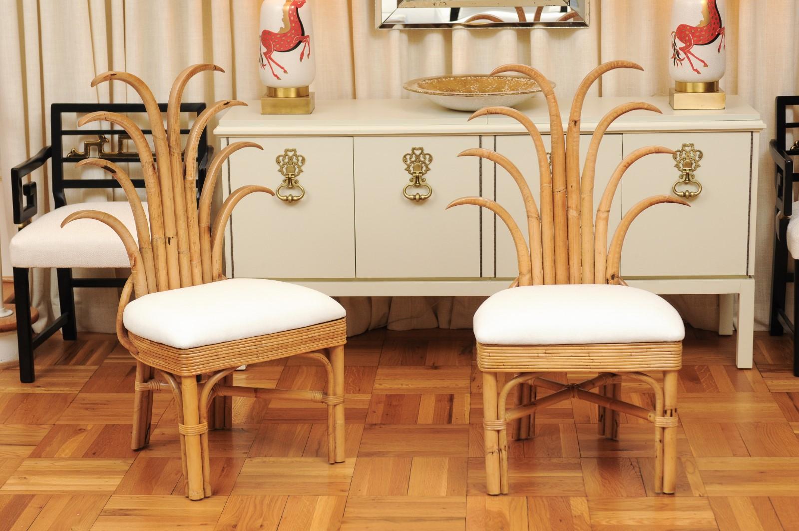 Dieses prächtige Set von Esszimmerstühlen wird so ausgeliefert, wie es professionell fotografiert und in der Auflistung beschrieben ist: sorgfältig restauriert und komplett installationsbereit. Dieses unglaubliche Set ist einzigartig auf dem