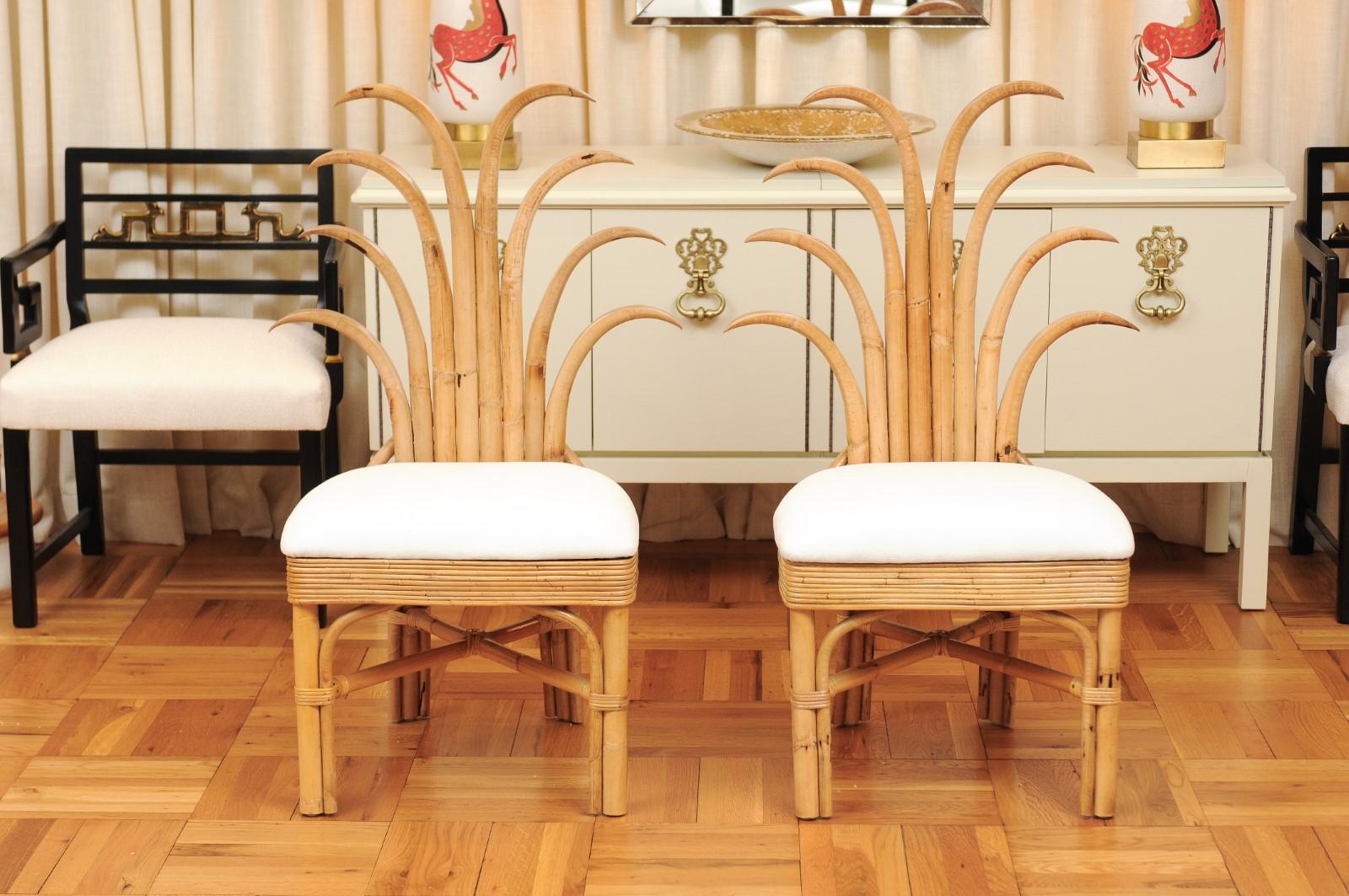 Milieu du XXe siècle Ensemble exquis de 12 chaises de salle à manger en rotin et palmes de canne, vers 1950 en vente