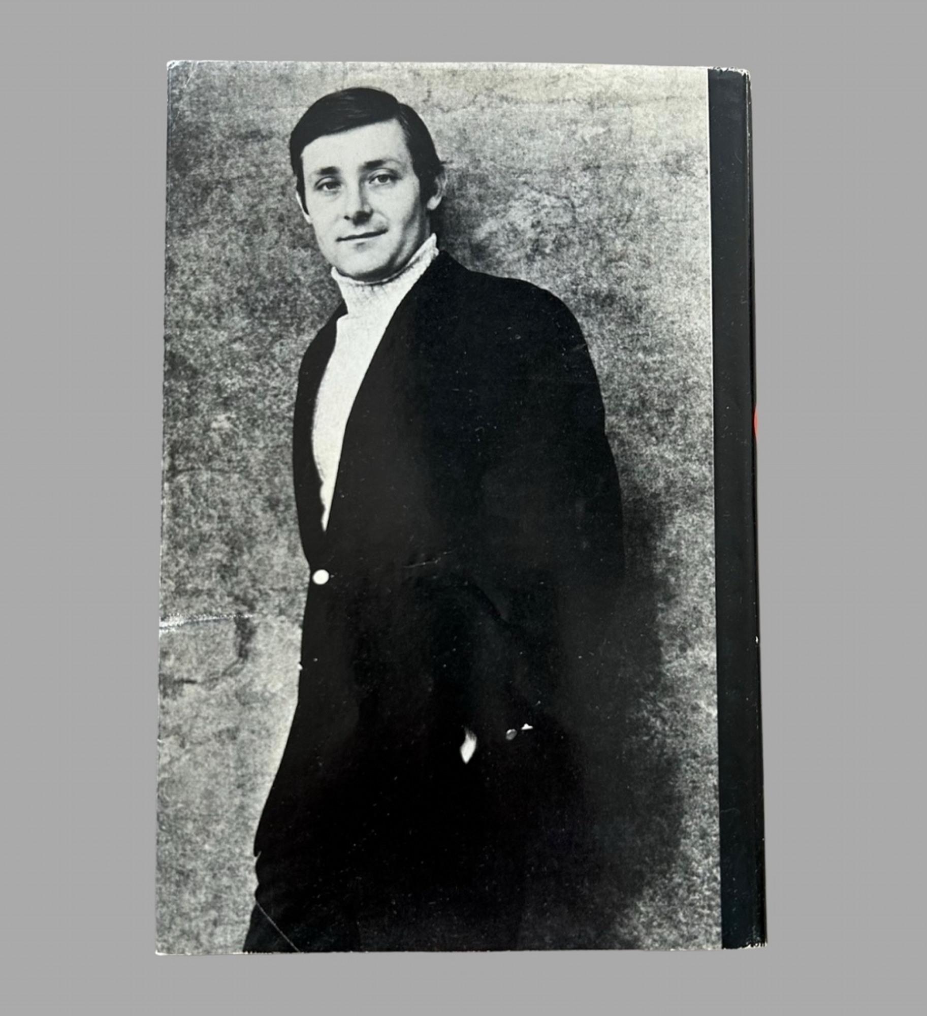 Première édition, premier tirage de l'ouvrage classique de Peter Benchley, Les Dents de la mer signé par l'auteur sur la page de titre avec un dessin d'une tête de requin par l'auteur, une caractéristique rare.
Il s'agit d'un exemplaire soigné et