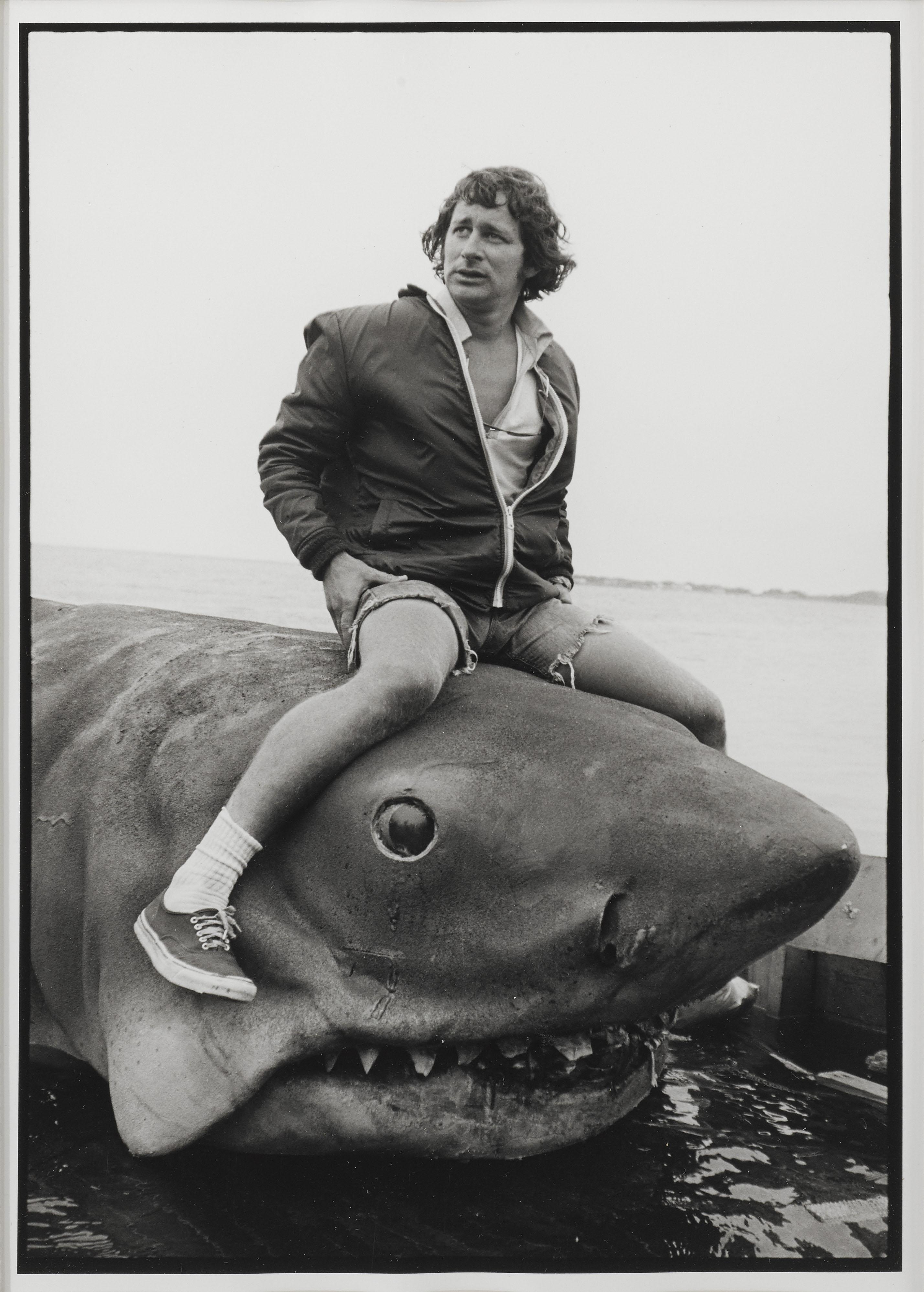 Fotografía cándida original de archivo de lujo para la película clásica de 1975 Tiburón.
Esta gran foto muestra a Steven Spielberg sobre Bruce el tiburón.

Esta pieza se conserva enmarcada en un marco de madera de Obeche con monturas de tarjeta y