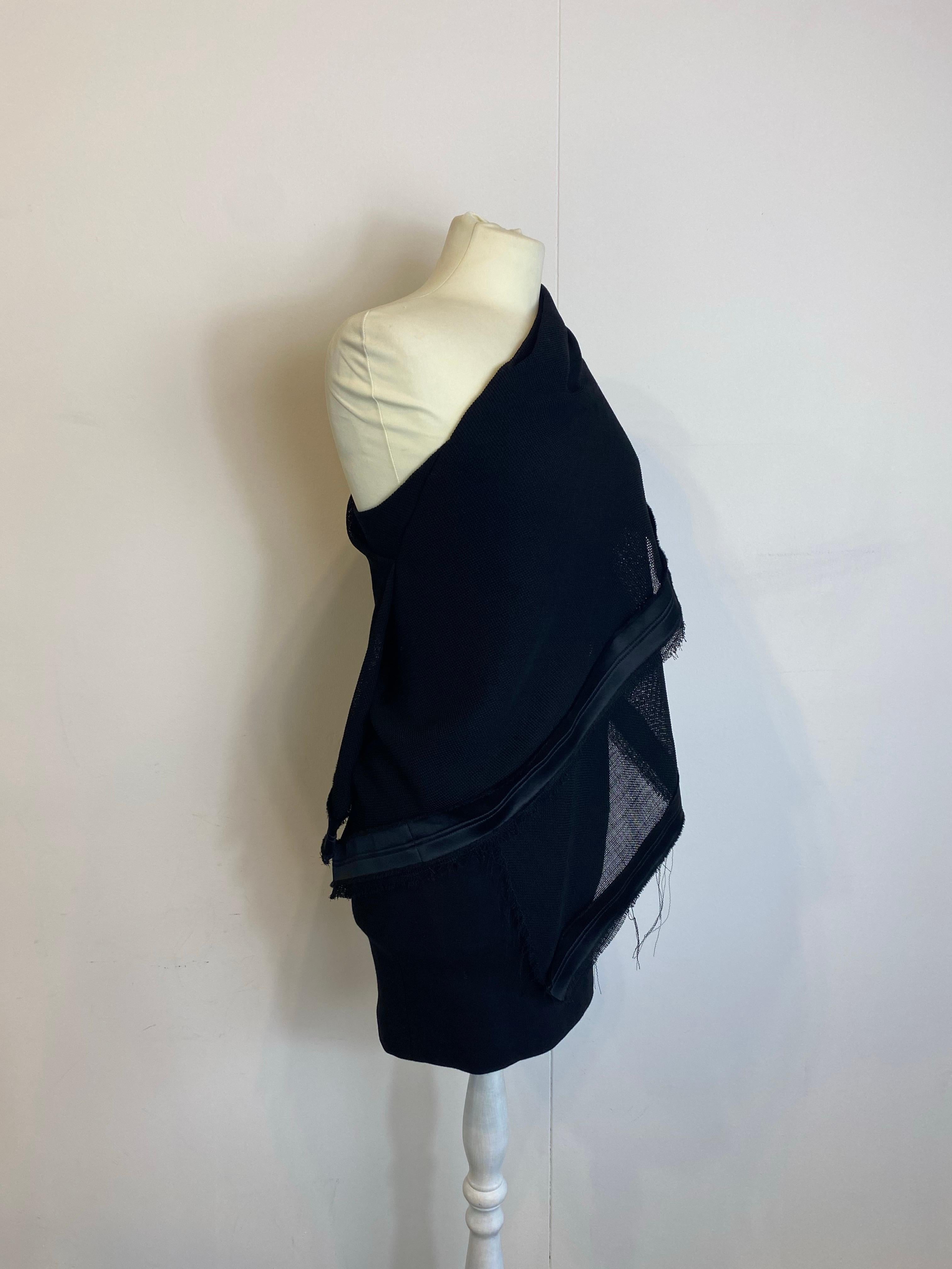 Noir Robe noire asymétrique de Jay Ahr. en vente