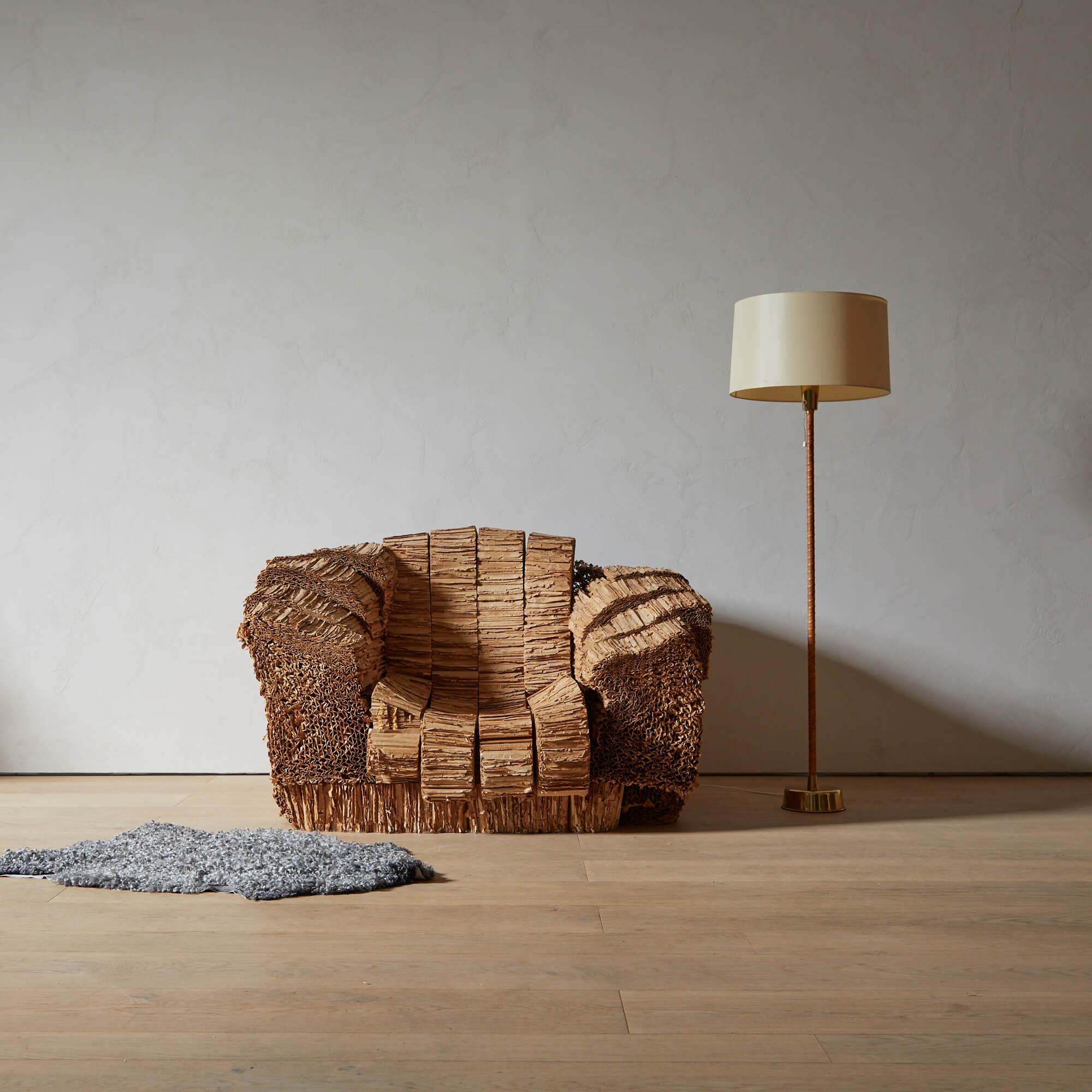 Forse la più voluttuosa tra i mobili in cartone ondulato disegnati da Frank Gehry, questa sedia Grandpa Beaver ha una notevole provenienza: era nella collezione personale di Jay Chiat, CEO dell'agenzia pubblicitaria Chiat/Day, per la quale Gehry ha