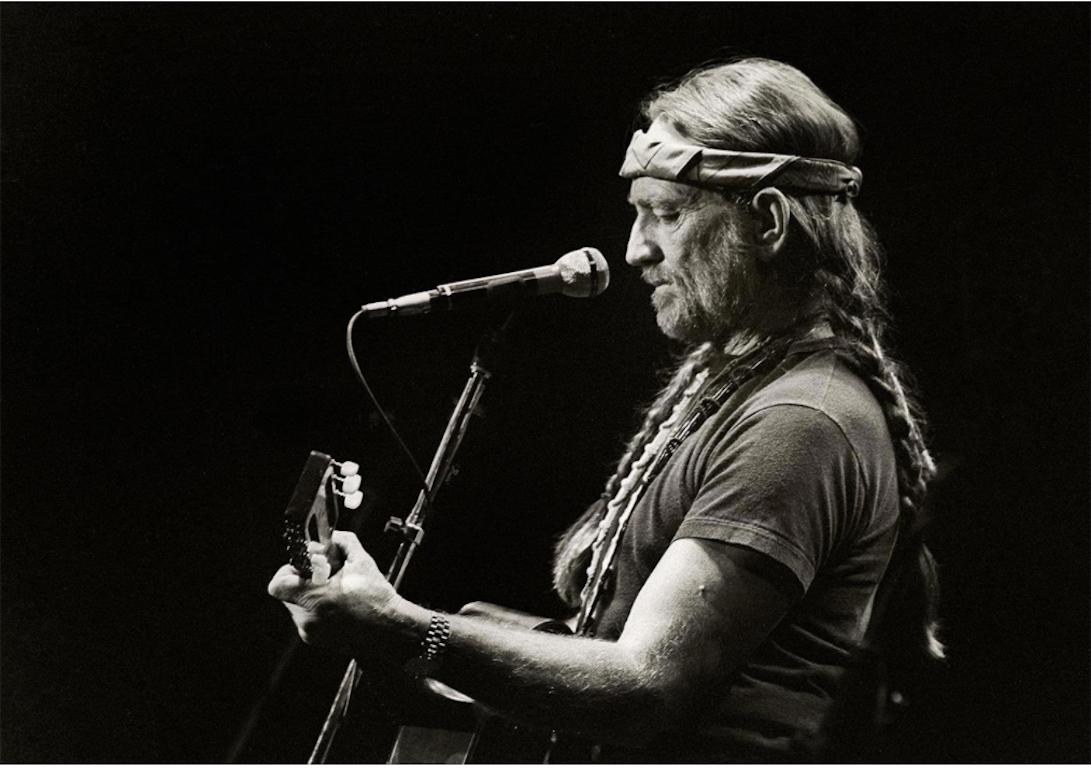 Jay Dickman Black and White Photograph – Willie Nelson