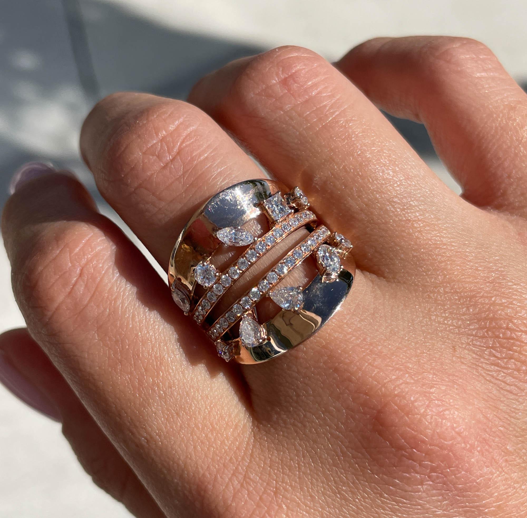 Anello a fascia con diamante in oro rosa 14k Jay Feder
Il peso totale dei diamanti è di 1,63tcw.
Si trova a 3.35 mm dalla punta del dito.
La fascia si assottiglia da 21,11 mm (in alto) a 4,56 mm in basso.
La misura dell'anello è 7 (contattare per il