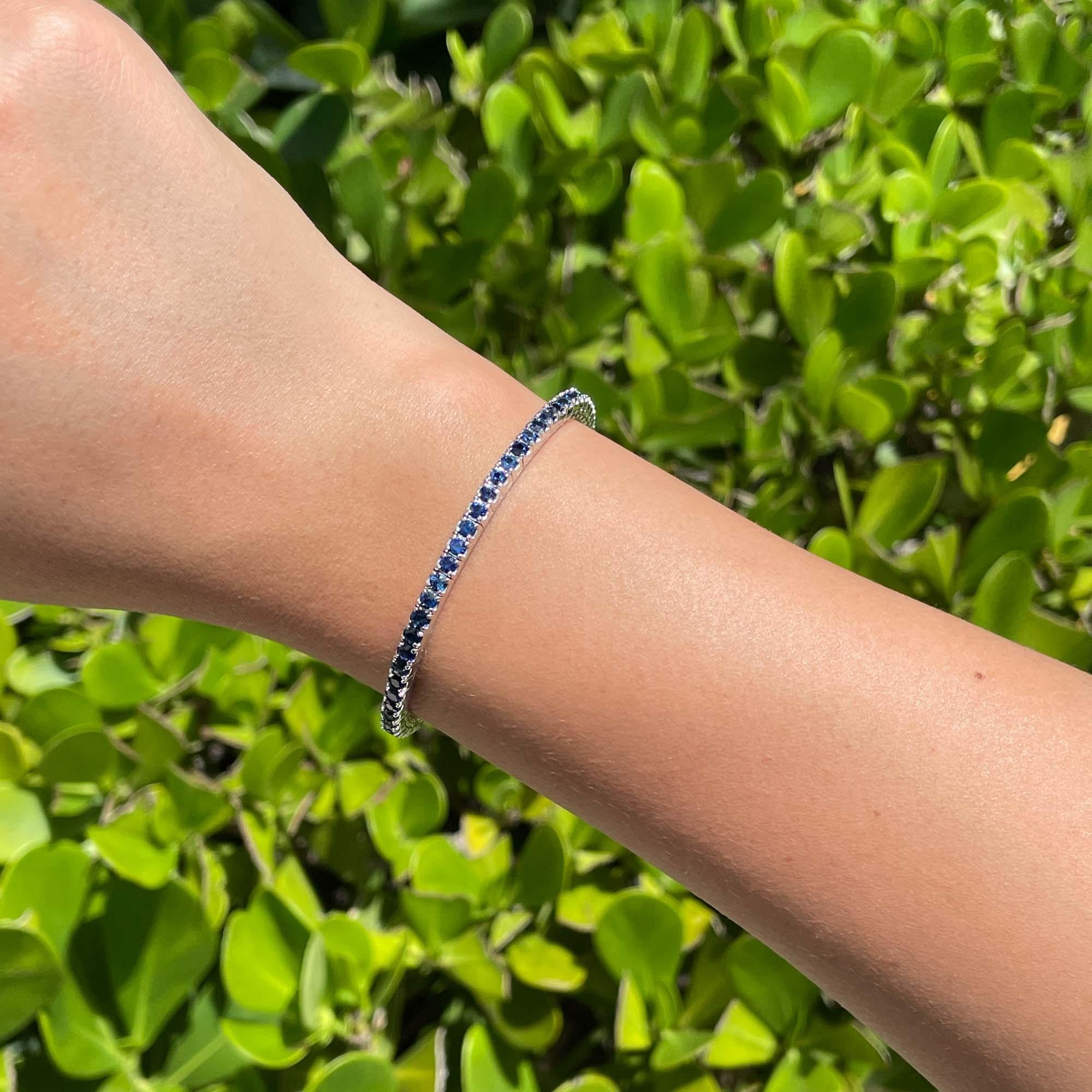 Jay Feder Bracelet tennis extensible en or blanc 14 carats avec saphirs bleus

Serti de 63 saphirs bleus ronds ; le poids total en carats est de 5,72ctw. 

Le bracelet a un diamètre de 2,5 pouces et une largeur de 3,31 mm. Le poids total est de 14,7