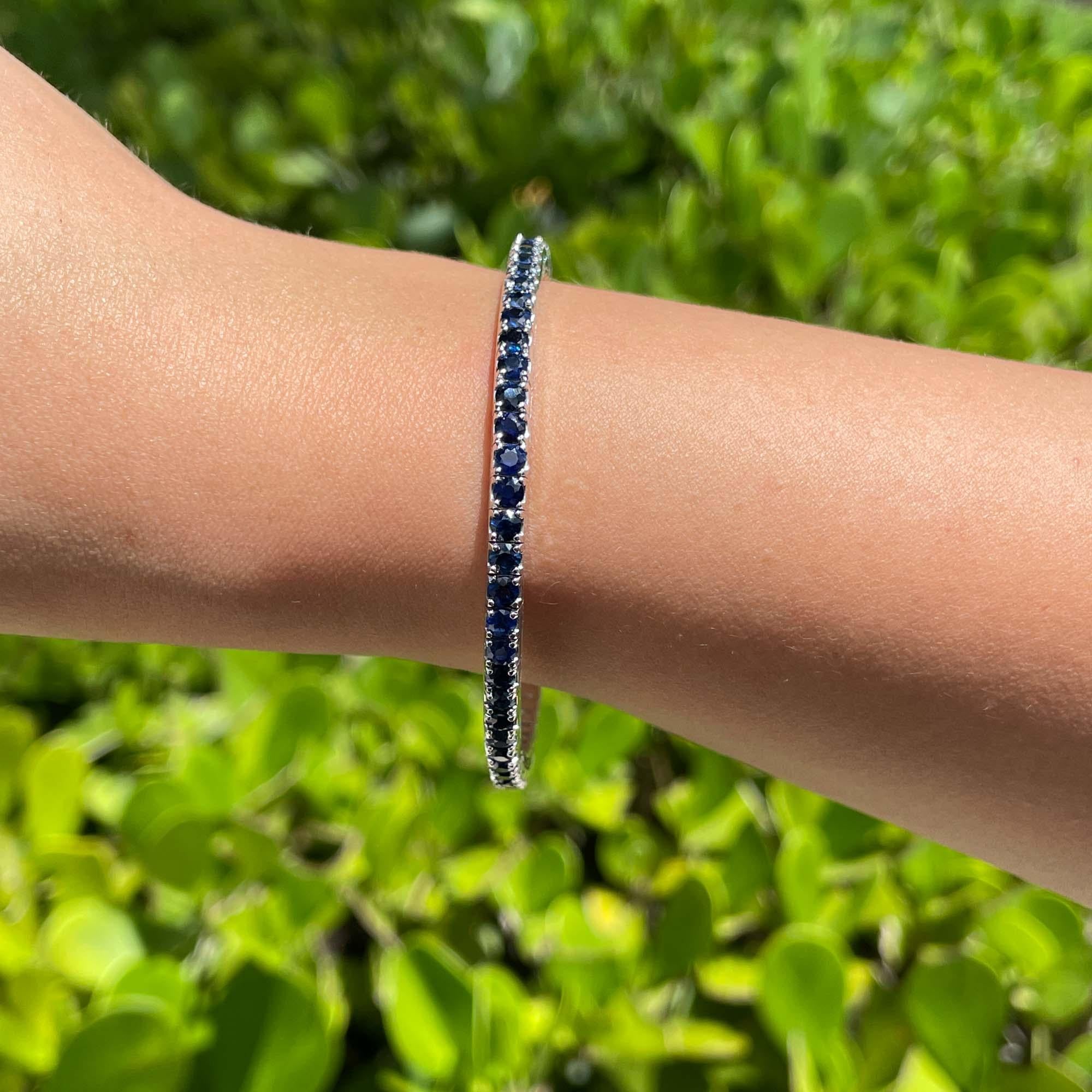 Taille ronde Jay Feder Bracelet tennis extensible en or blanc 14 carats avec saphirs bleus en vente