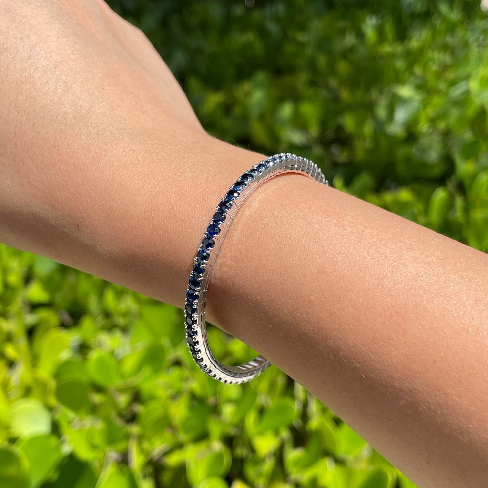 Jay Feder Bracelet tennis extensible en or blanc 14 carats avec saphirs bleus Bon état - En vente à Boca Raton, FL