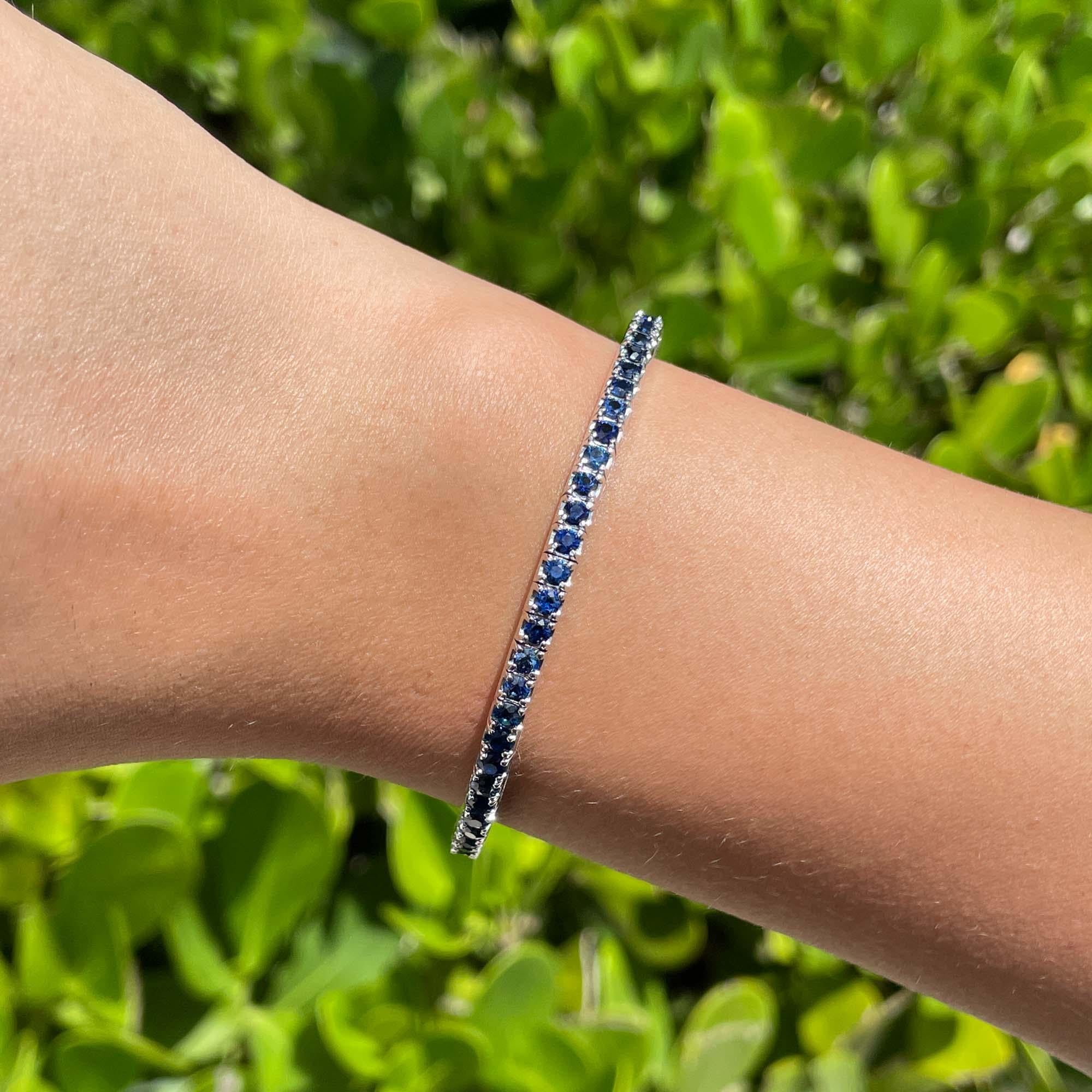Jay Feder Bracelet tennis extensible en or blanc 14 carats avec saphirs bleus en vente 1
