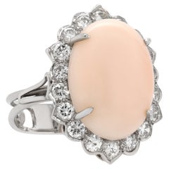 Jay Feder, bague en or blanc 14 carats cabochon rose corail diamant halo