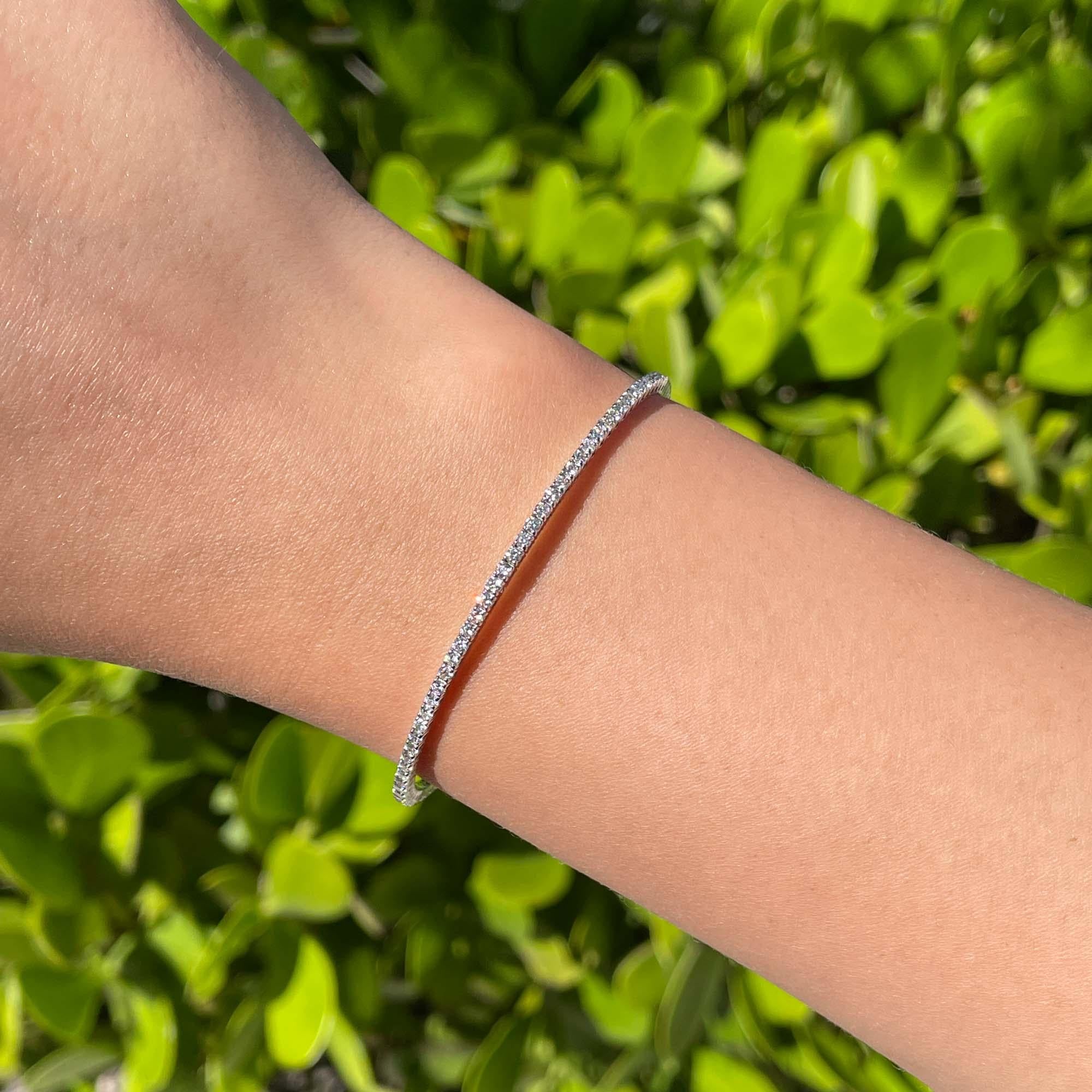 Jay Federing, bracciale da tennis con diamanti a metà strada in oro bianco 14k

Con 43 diamanti tondi brillanti incastonati; il peso totale è di 1,01 carati. 

Il braccialetto ha un diametro di 2,5 pollici e una larghezza di 1,77 mm. Il peso totale