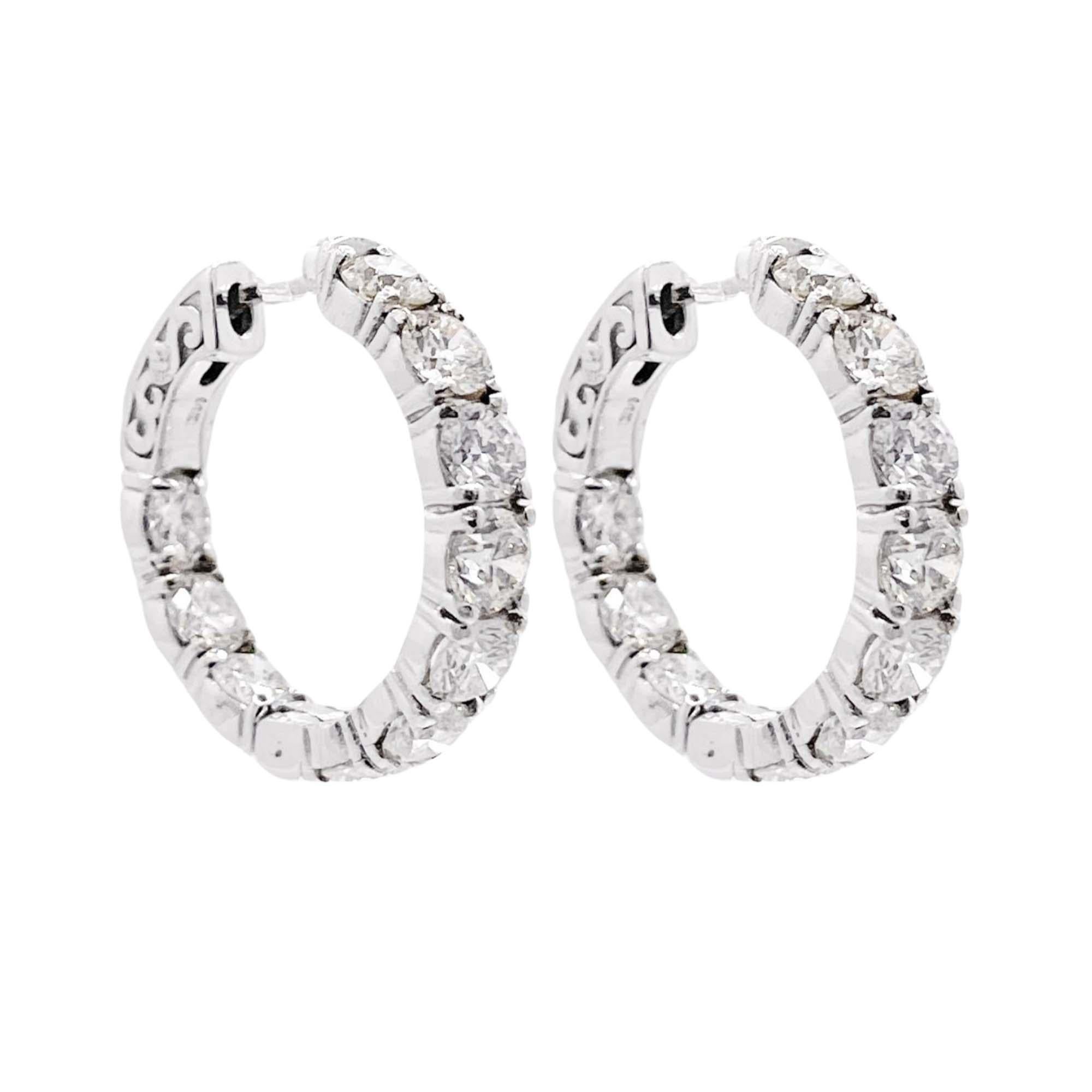 Taglio rotondo Orecchini Huggie di Jay Feder in oro bianco 14k con diamanti in vendita