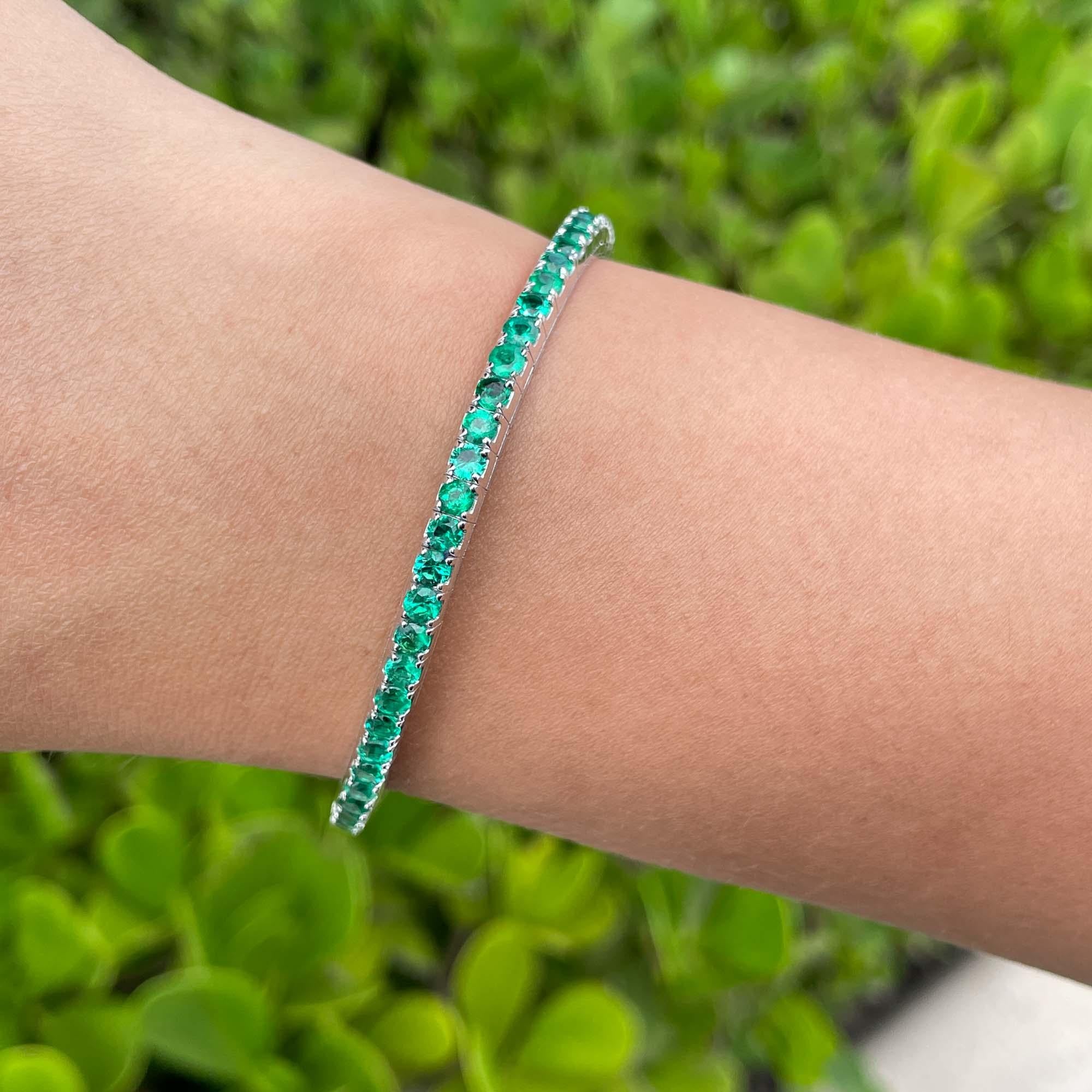 Jay Feder 14k White Gold Green Emerald Stretch Tennis Bangle Bracelet

Set with 63 round green emeralds; total carat weight is 5.02ctw.

The bracelet is 2.5 inches in diameter and 3.68mm wide. Total weight is 14.8 grams.

Please view our photos and