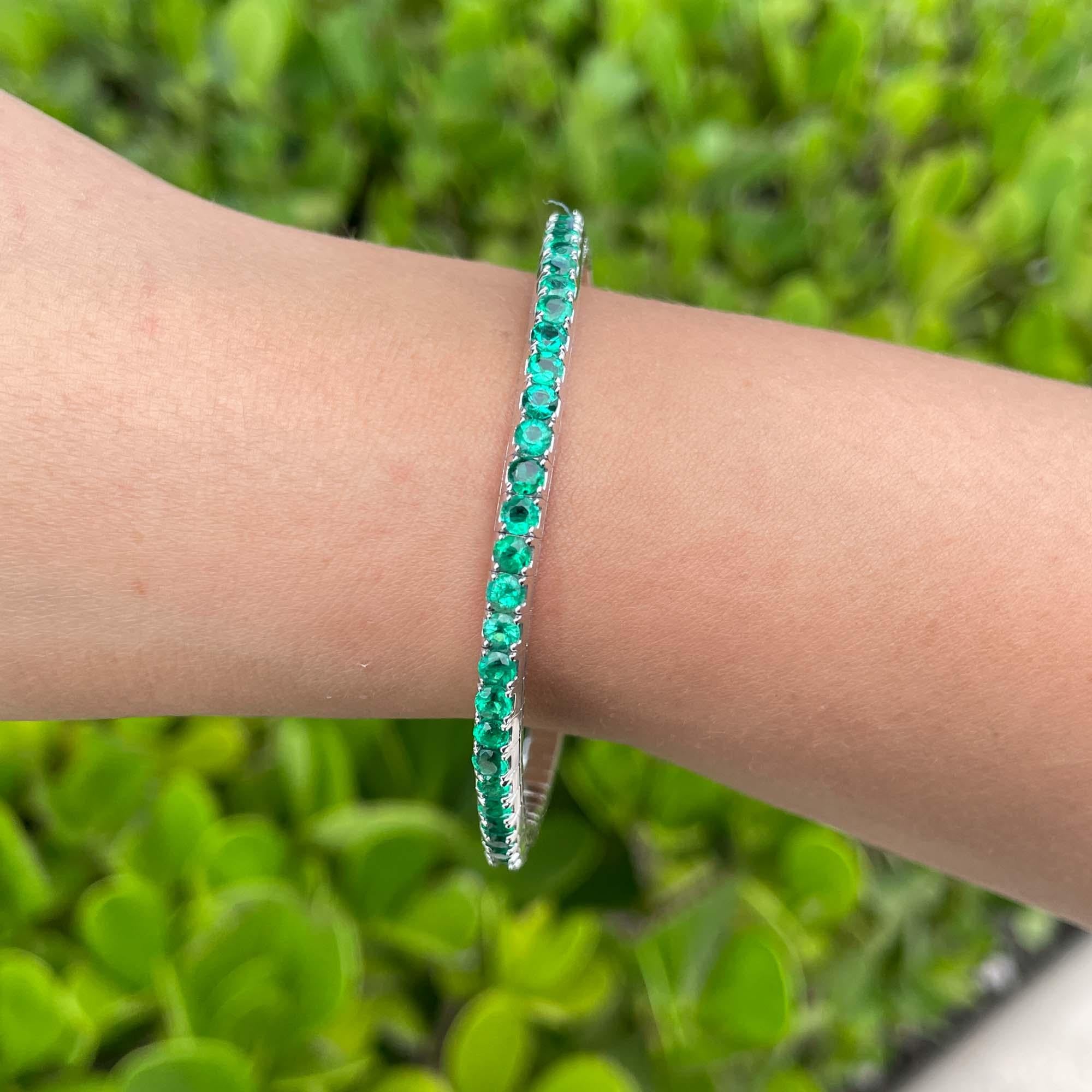 Round Cut Jay Feder 14k White Gold Green Emerald Stretch Tennis Bangle Bracelet For Sale