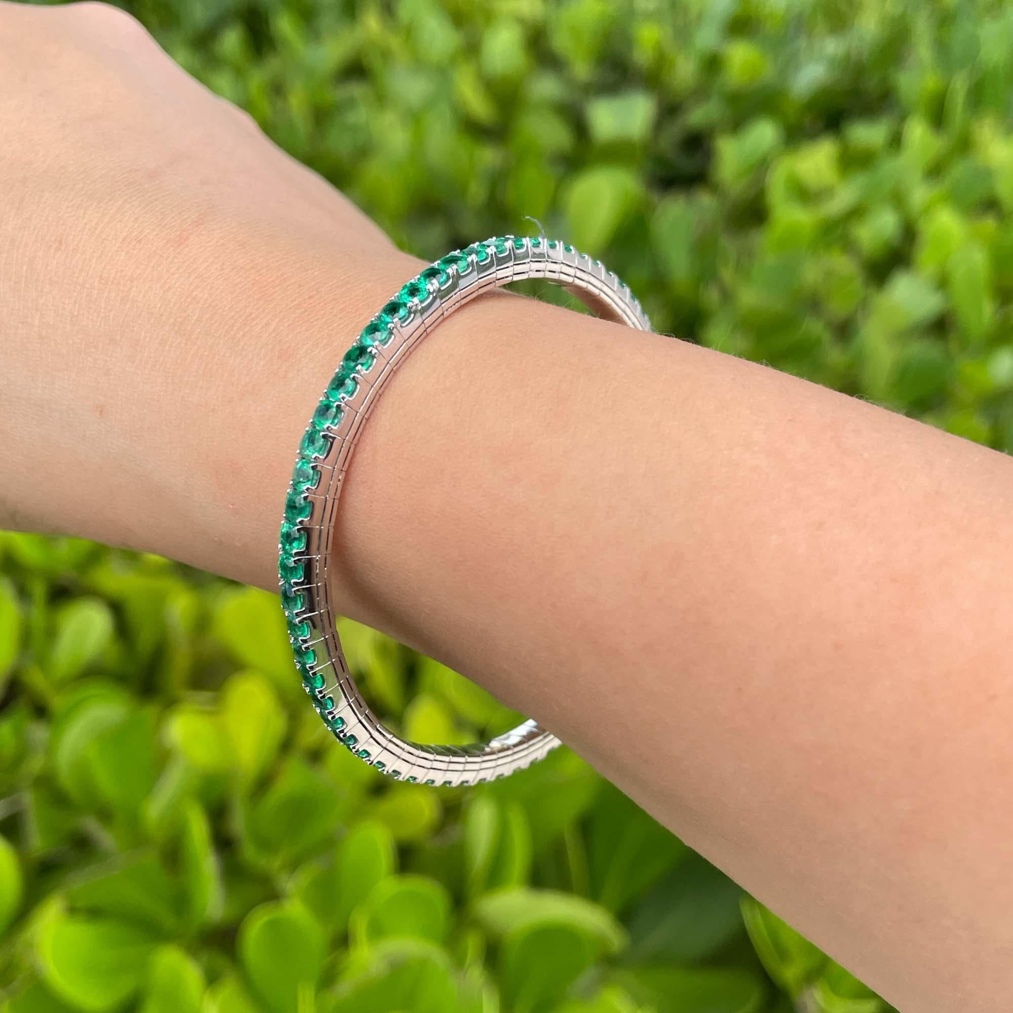 Jay Feder 14k White Gold Green Emerald Stretch Tennis Bangle Bracelet In Good Condition For Sale In Boca Raton, FL