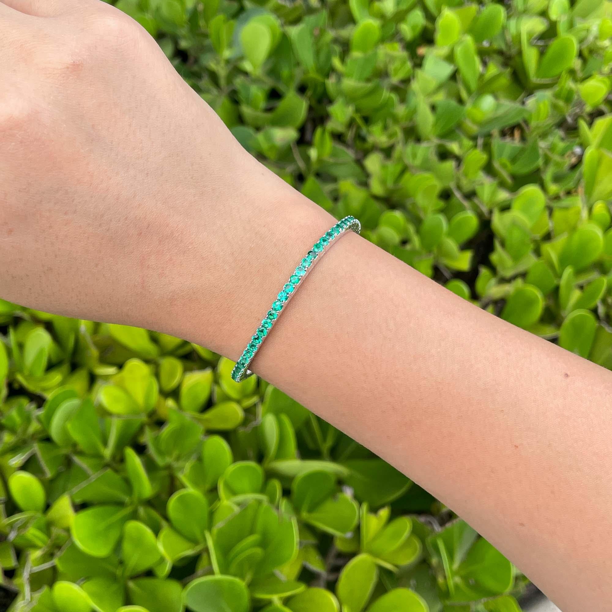 Jay Feder 14k White Gold Green Emerald Stretch Tennis Bangle Bracelet For Sale 1