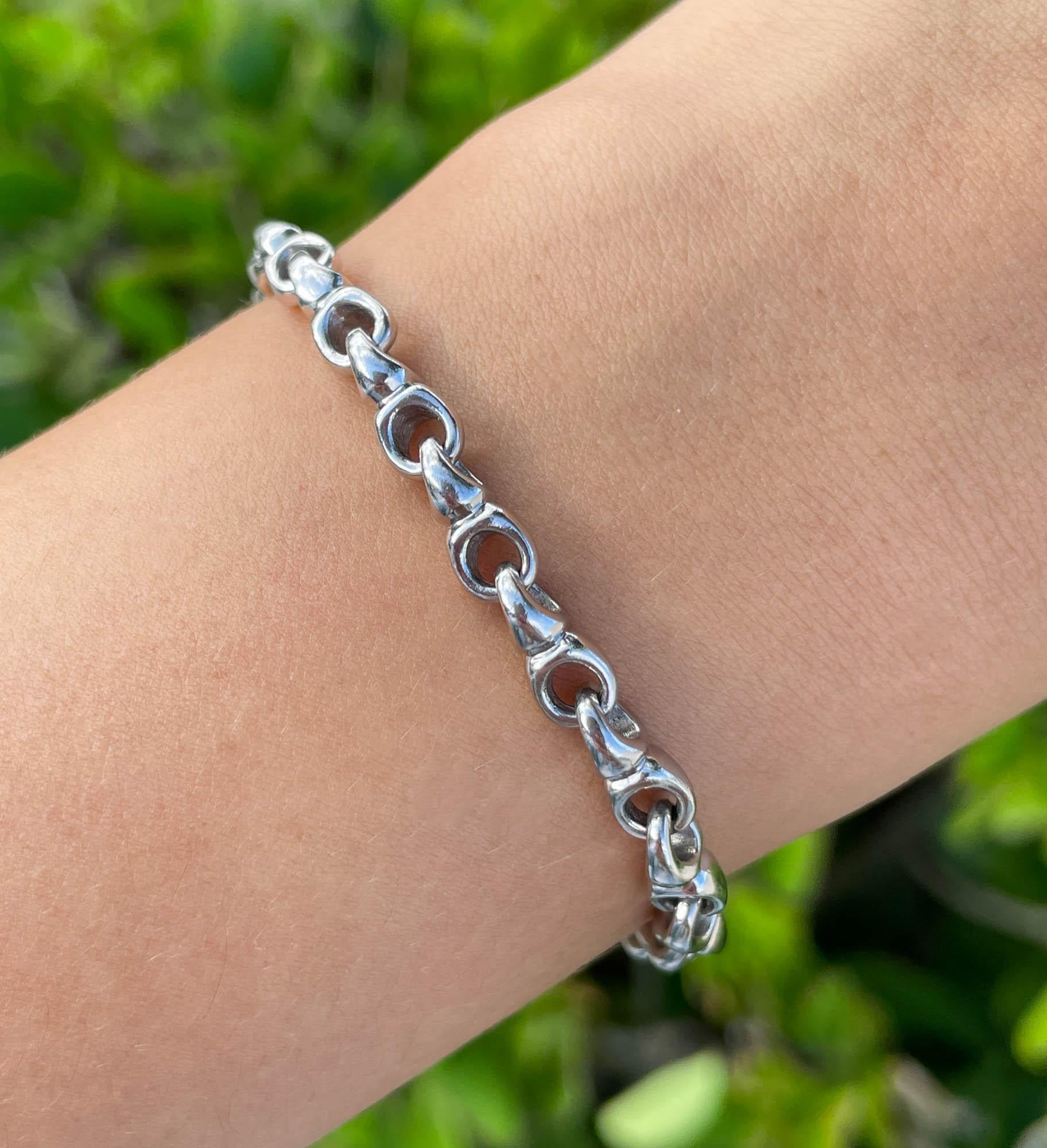 Bracciale A Link in oro bianco 14k Jay Feder
Il bracciale è lungo 7 pollici e largo 5,50 mm.
Il peso totale è di 19,0 grammi.

Per maggiori dettagli, guarda le nostre foto e i nostri video.

Buone condizioni, lievi segni di usura, alcuni piccoli